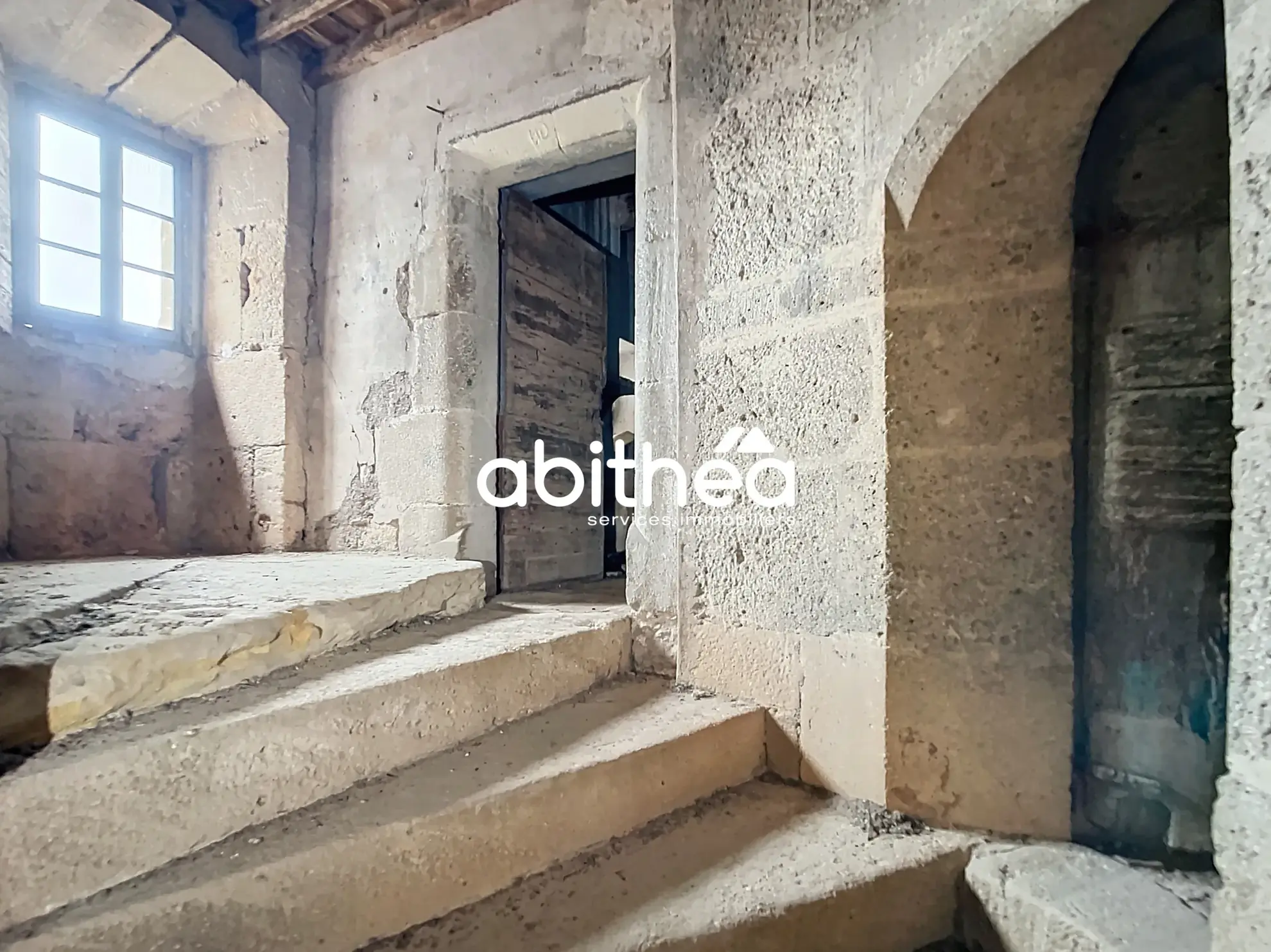 Bâtisse historique à rénover avec dépendance à Cruzy dans l'Hérault 