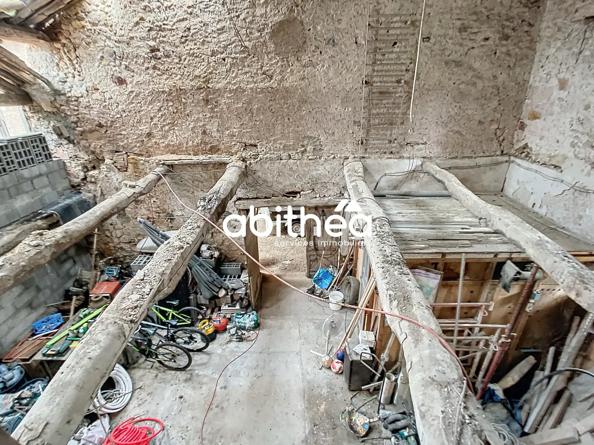 Bâtisse historique à rénover avec dépendance à Cruzy dans l'Hérault 