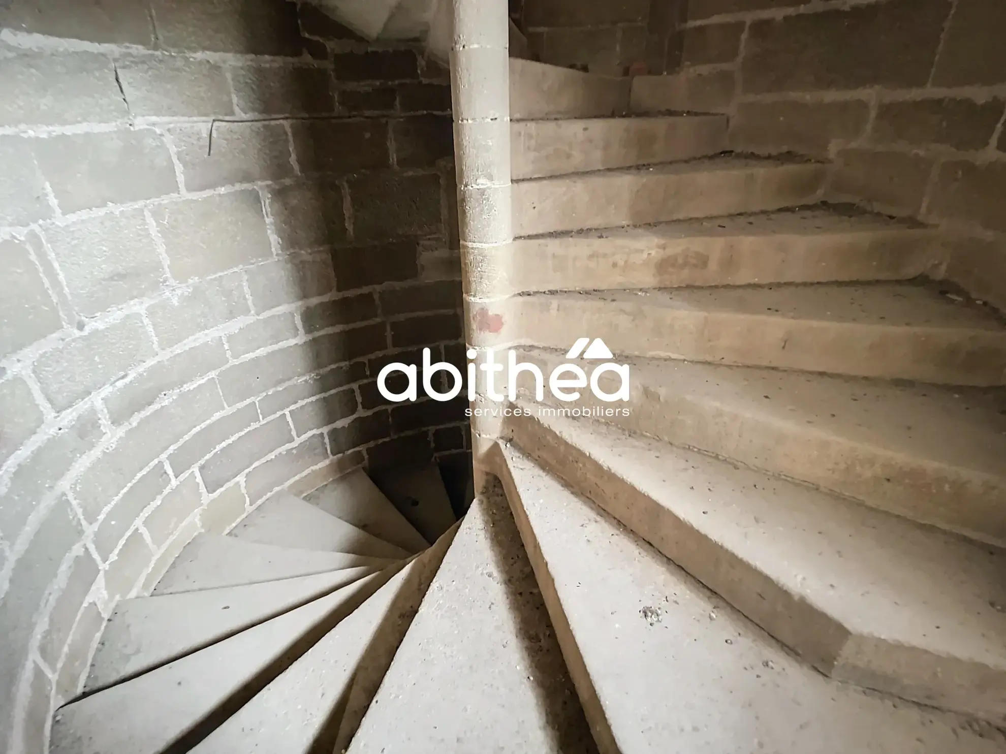 Bâtisse historique à rénover avec dépendance à Cruzy dans l'Hérault 