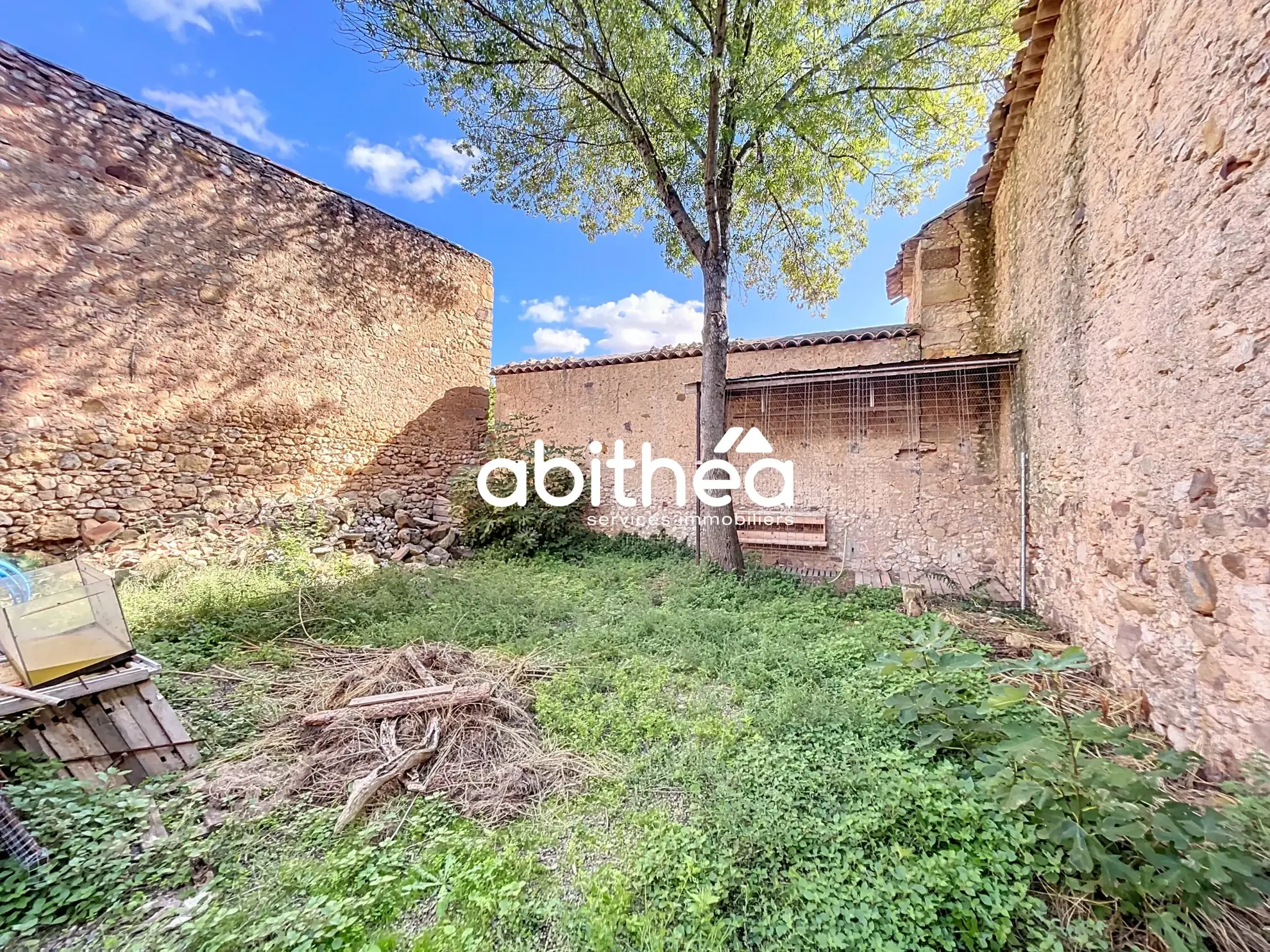 Bâtisse historique à rénover avec dépendance à Cruzy dans l'Hérault