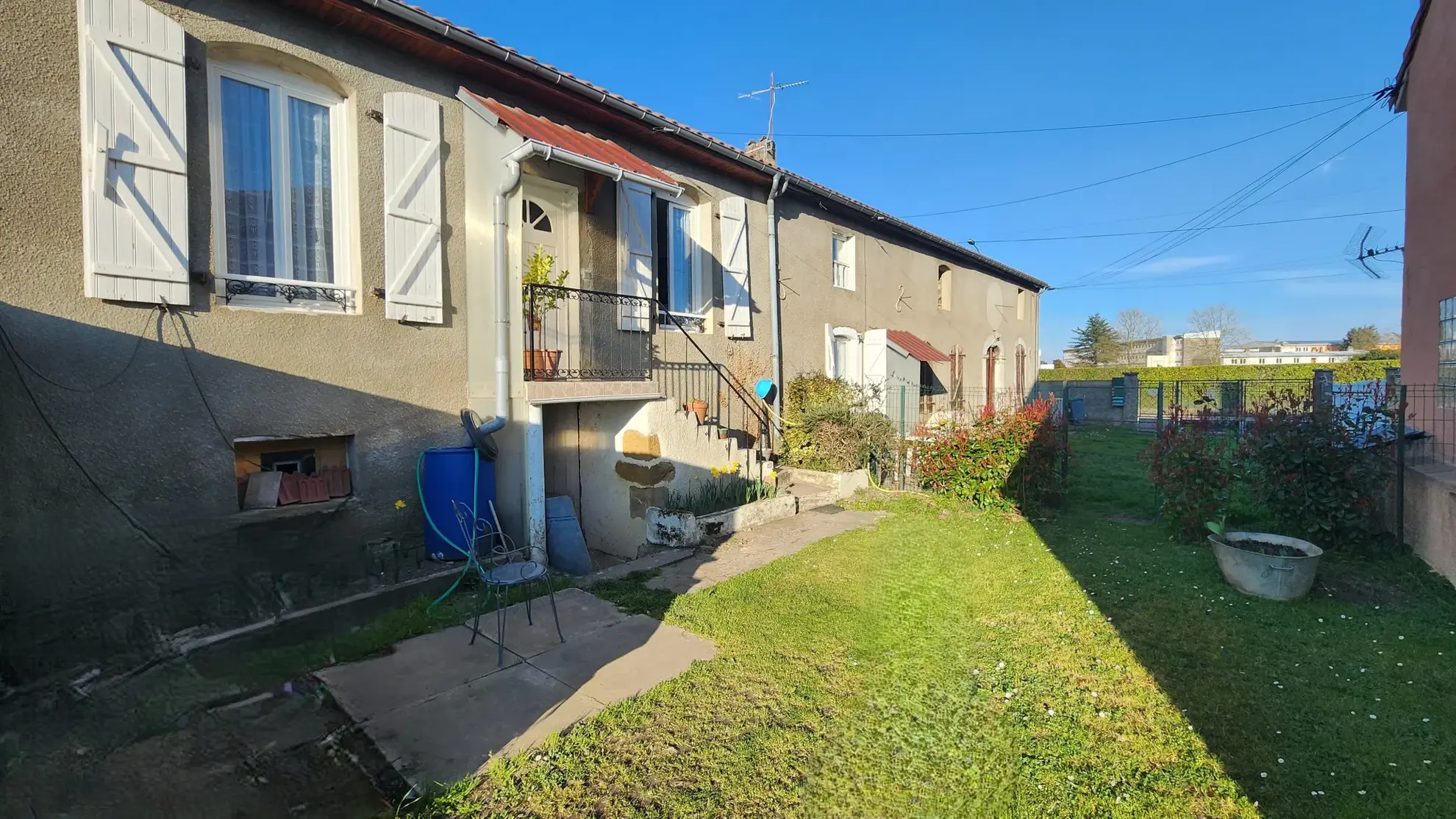 Grande maison à Vic-en-Bigorre avec potentiel locatif et terrain constructible 