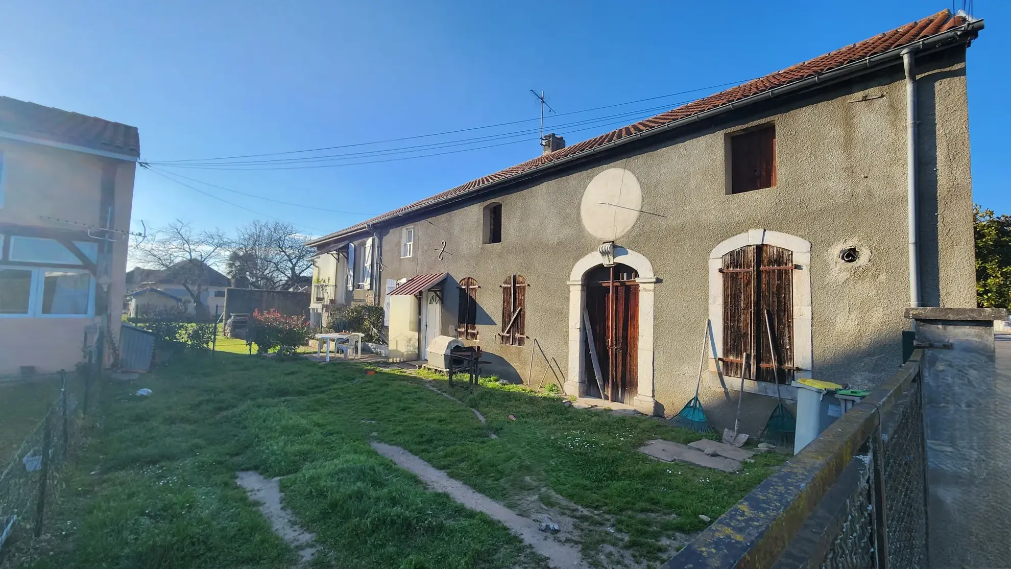 Grande maison à Vic-en-Bigorre avec potentiel locatif et terrain constructible