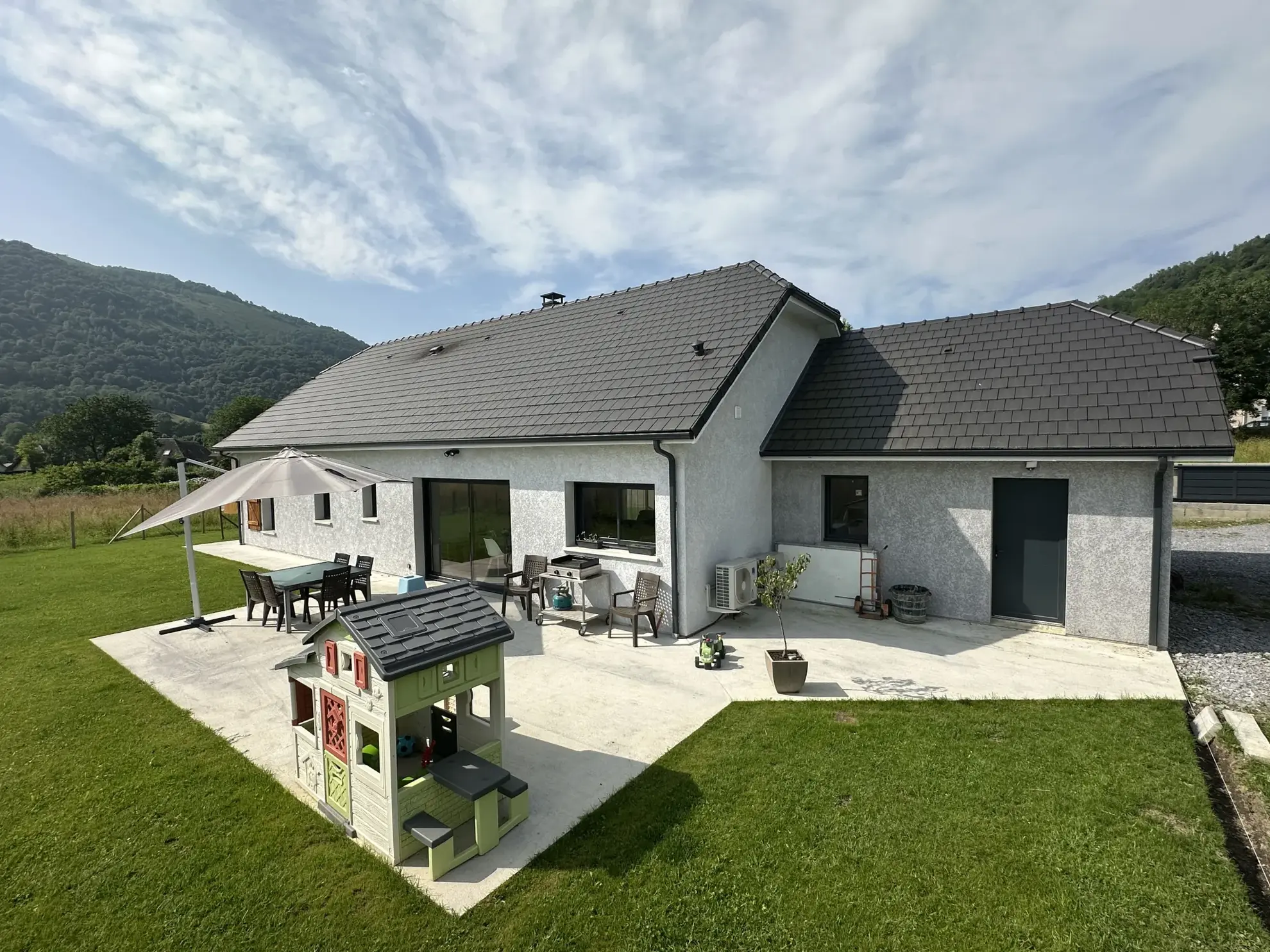 Maison contemporaine de 111 m² à Oloron Sainte Marie avec terrasse et garage 