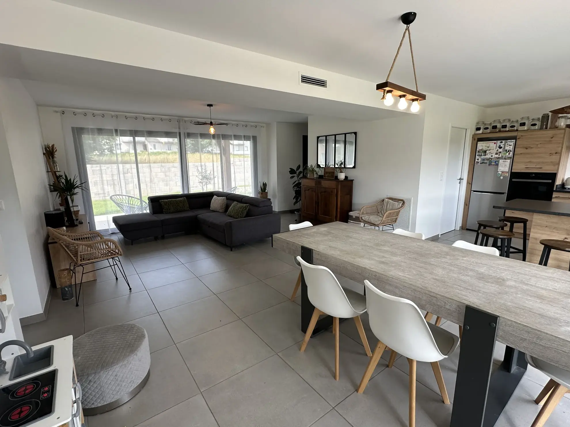 Maison contemporaine de 111 m² à Oloron Sainte Marie avec terrasse et garage 