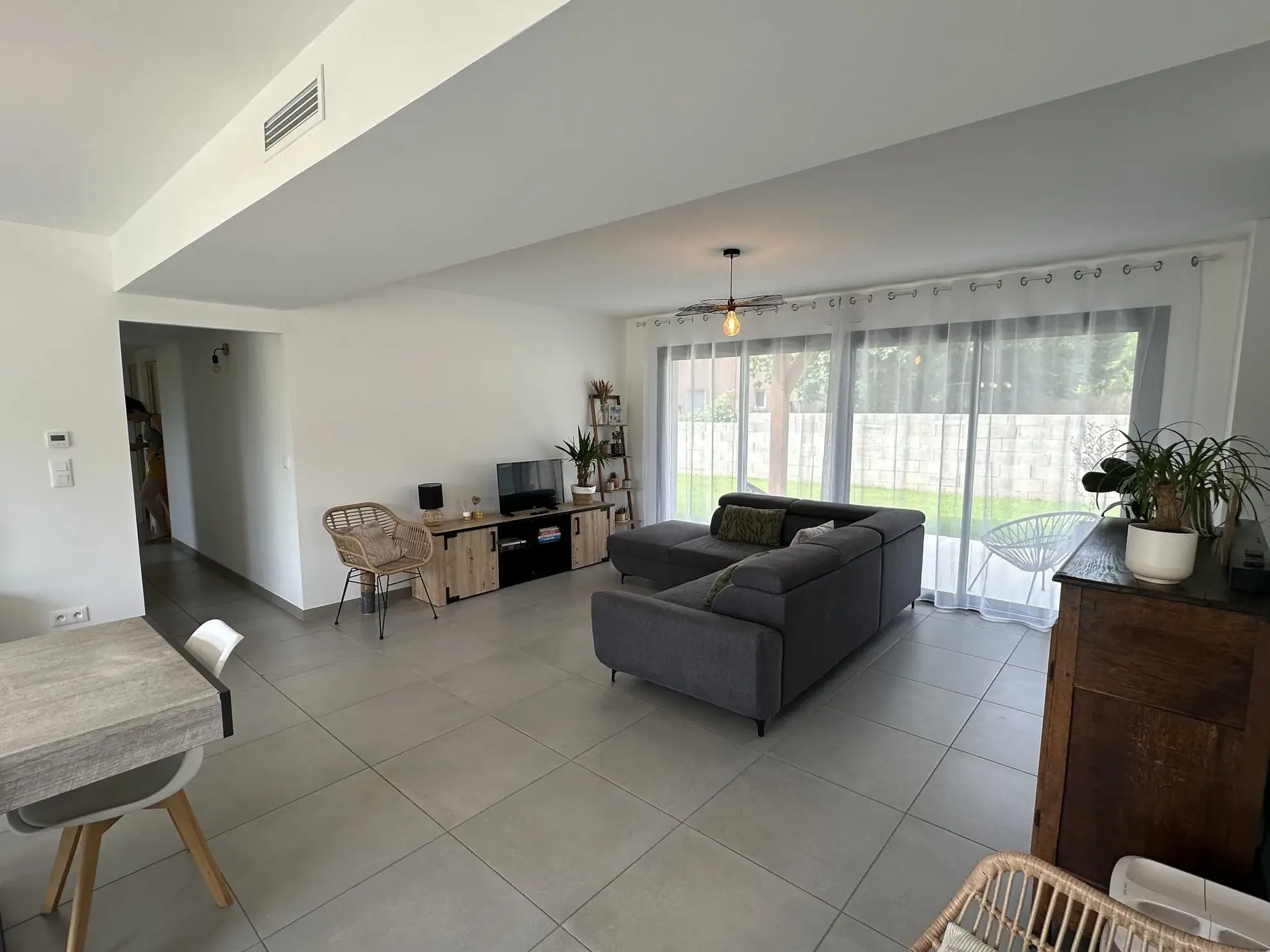 Maison contemporaine de 111 m² à Oloron Sainte Marie avec terrasse et garage 