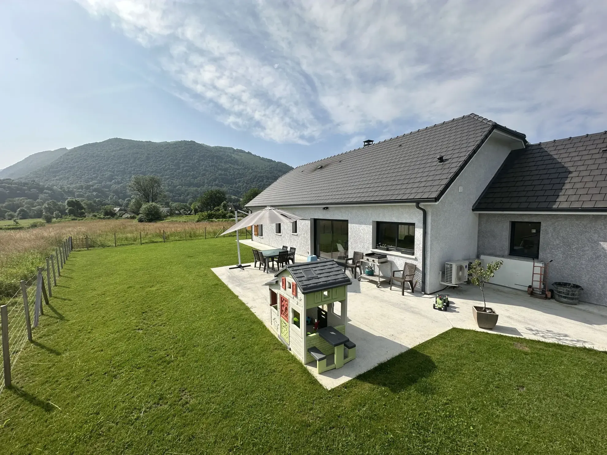 Maison contemporaine de 111 m² à Oloron Sainte Marie avec terrasse et garage 