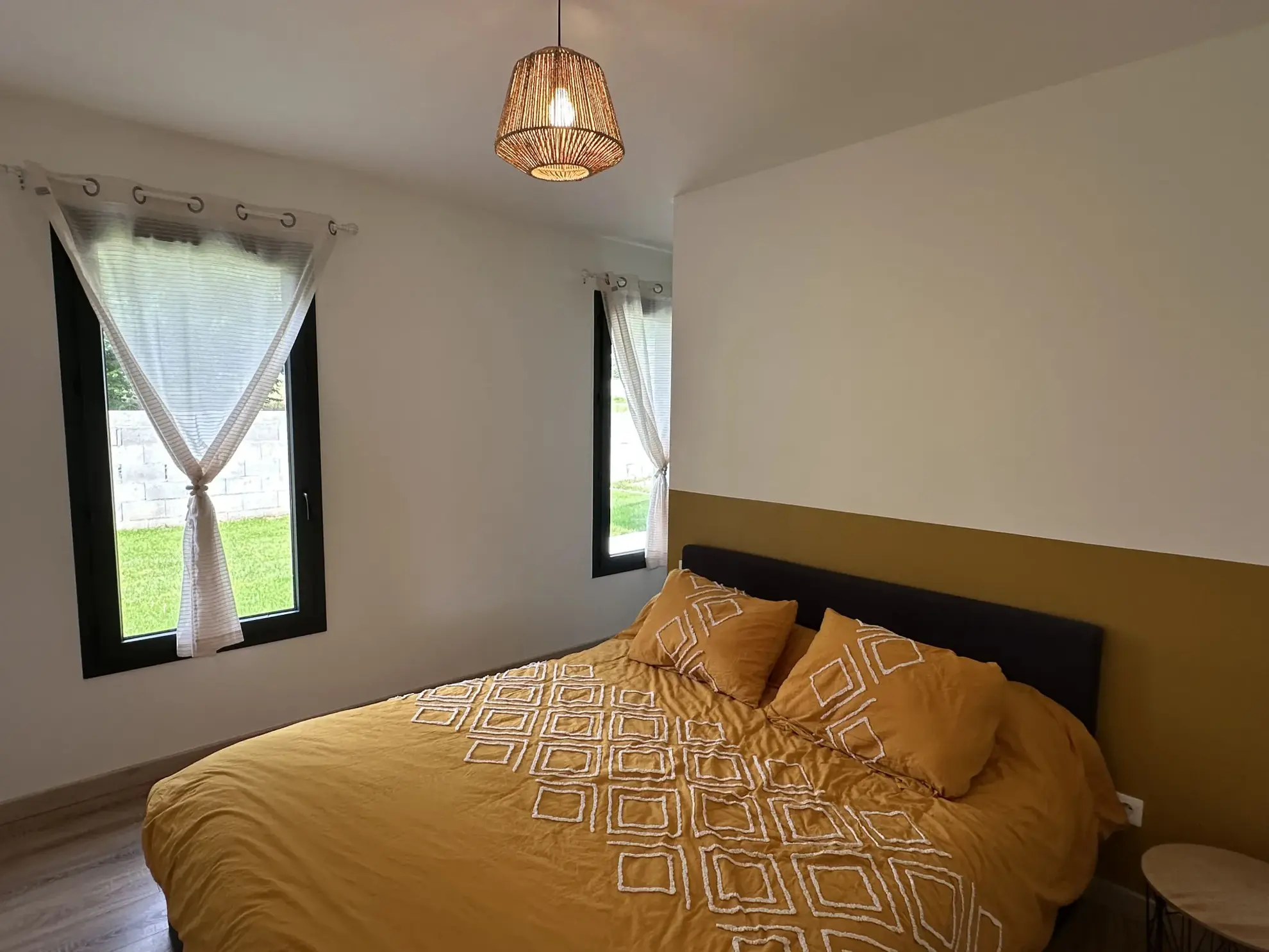 Maison contemporaine de 111 m² à Oloron Sainte Marie avec terrasse et garage 