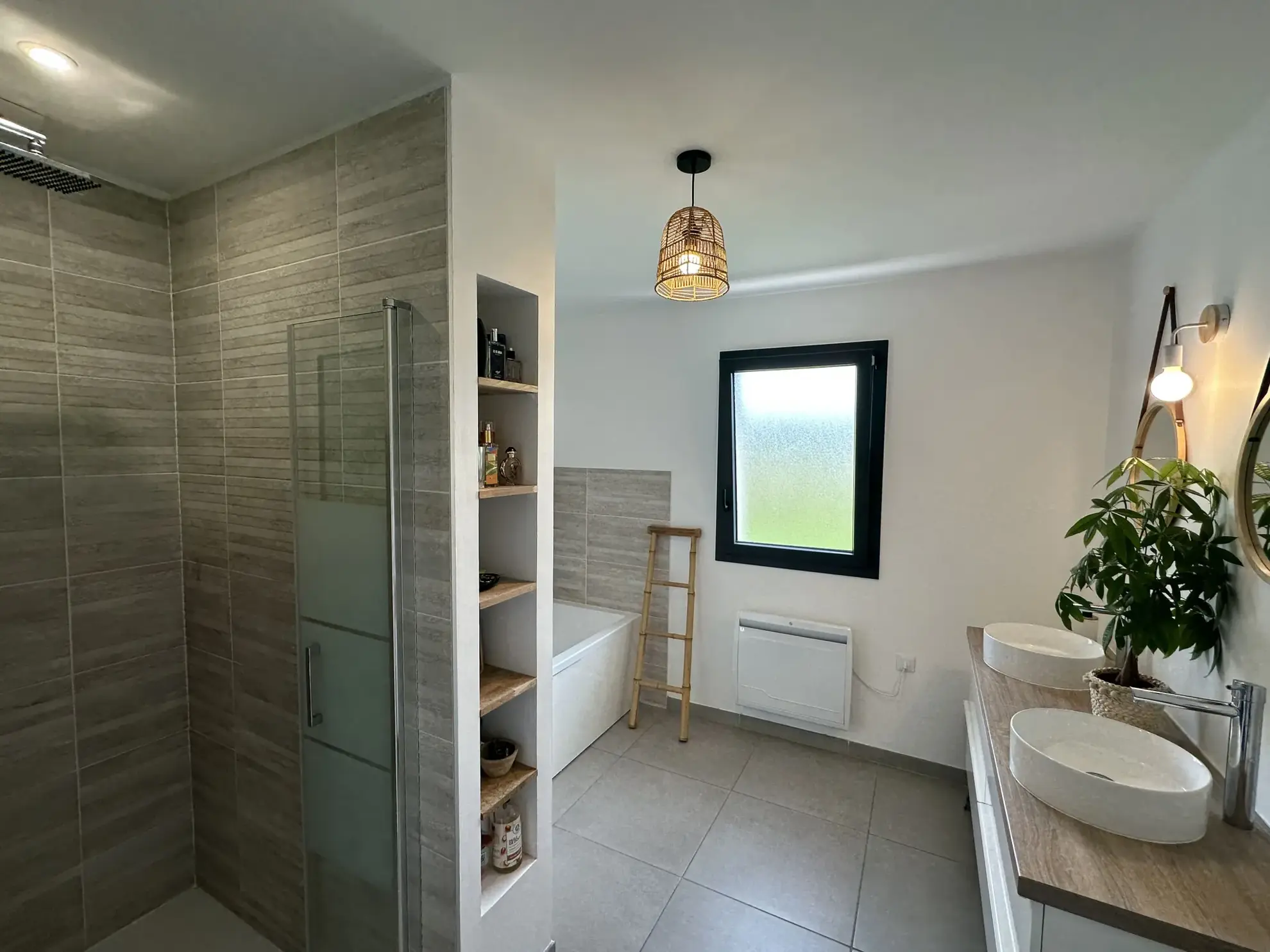 Maison contemporaine de 111 m² à Oloron Sainte Marie avec terrasse et garage 