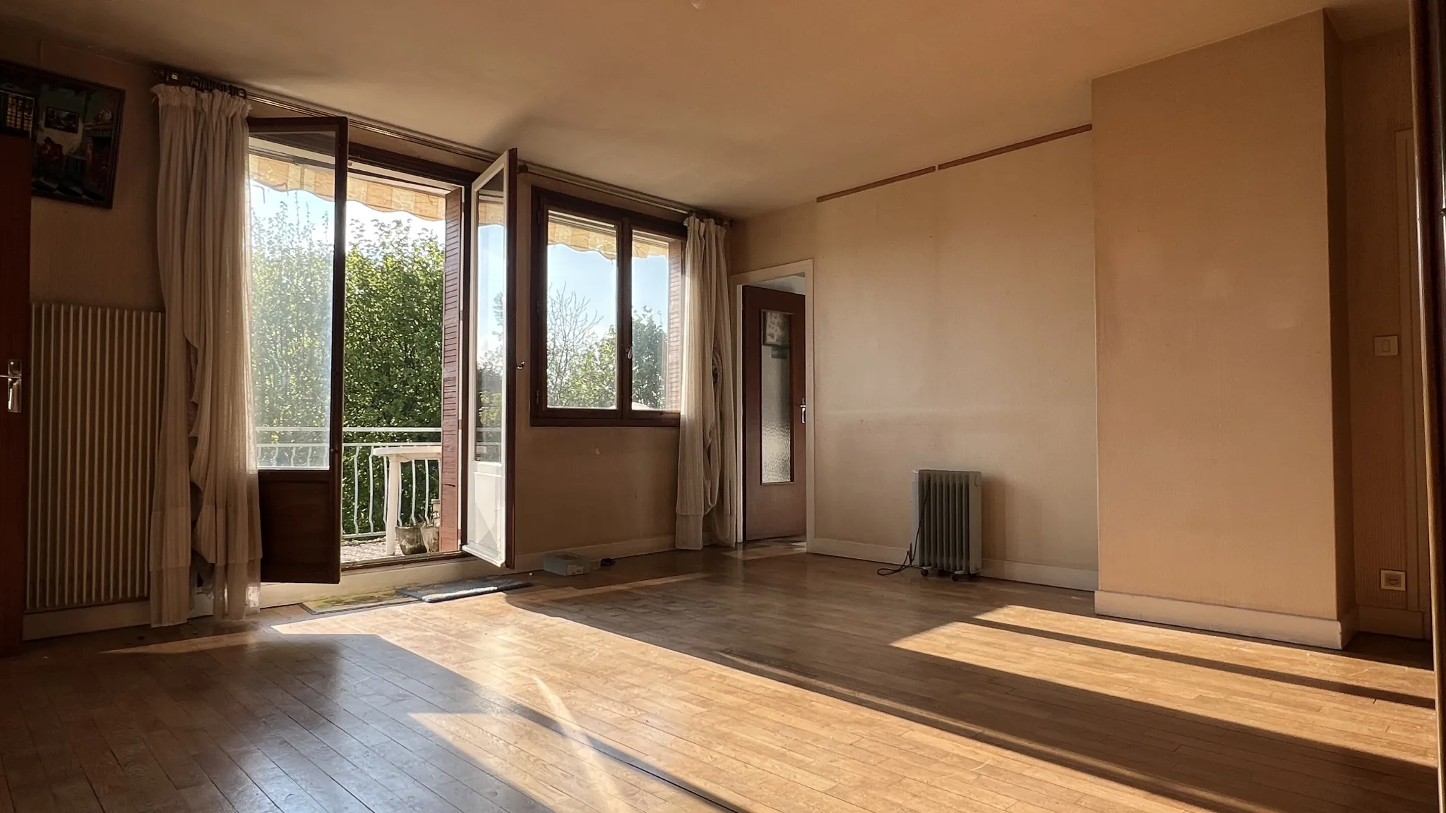 Appartement lumineux avec terrasse au dernier étage au cœur d'Avallon 