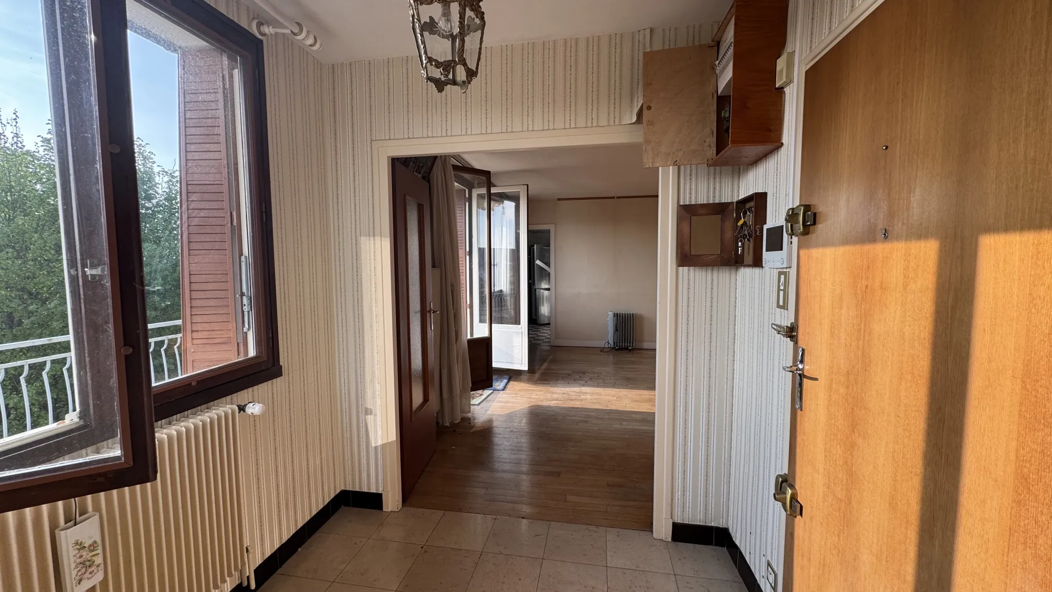 Appartement lumineux avec terrasse au dernier étage au cœur d'Avallon 