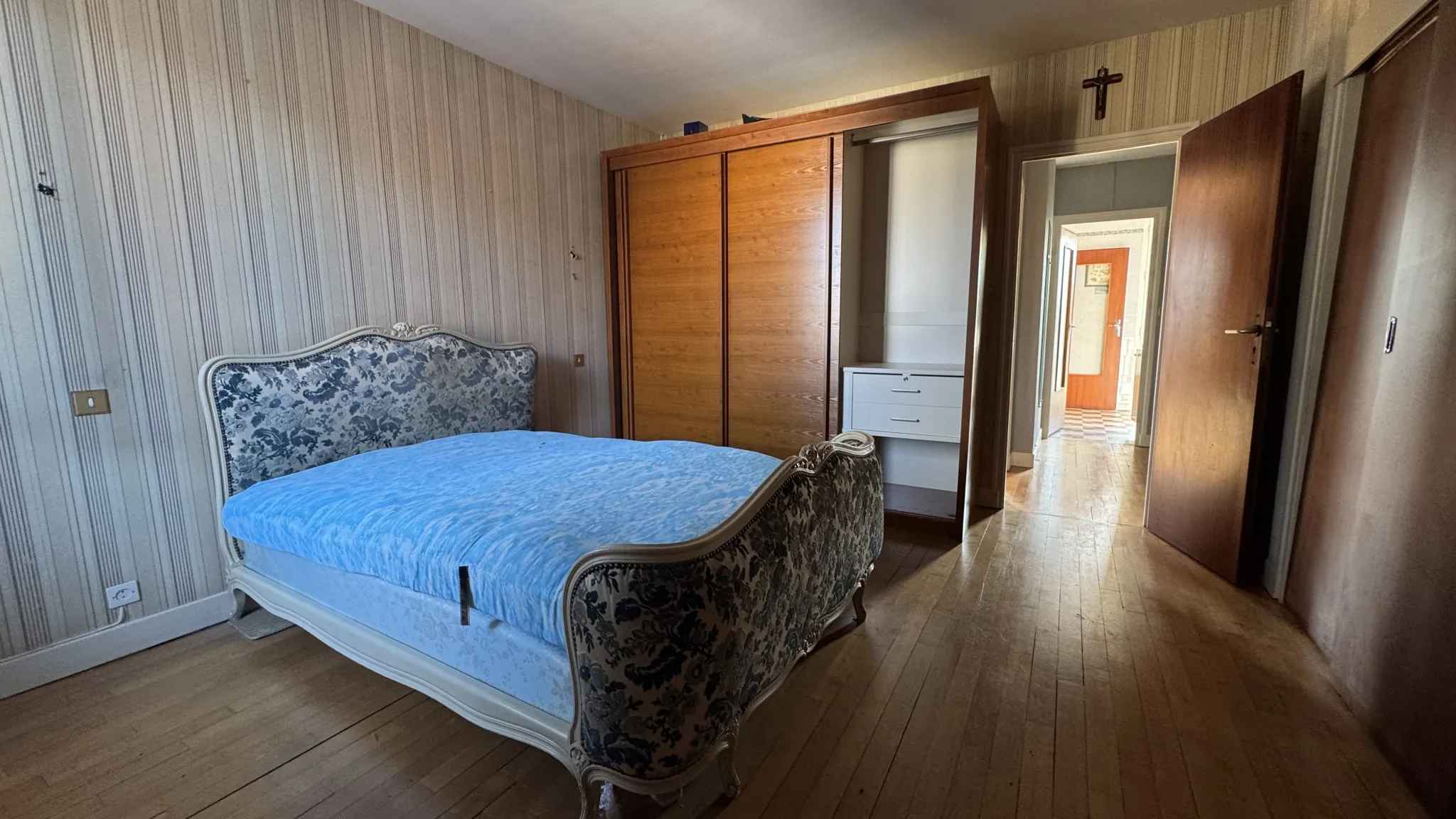 Appartement lumineux avec terrasse au dernier étage au cœur d'Avallon 