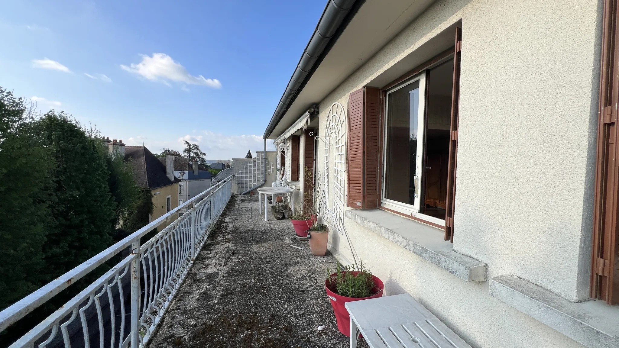 Appartement lumineux avec terrasse au dernier étage au cœur d'Avallon 