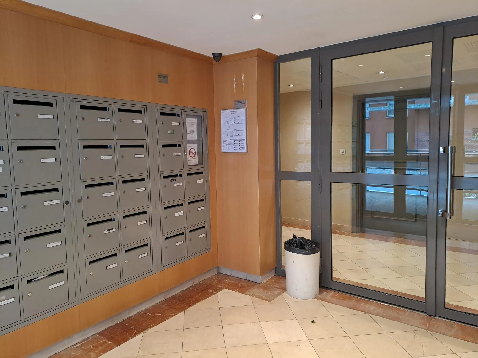 Appartement 2 pièces en excellent état à Villejuif avec balcon et box 