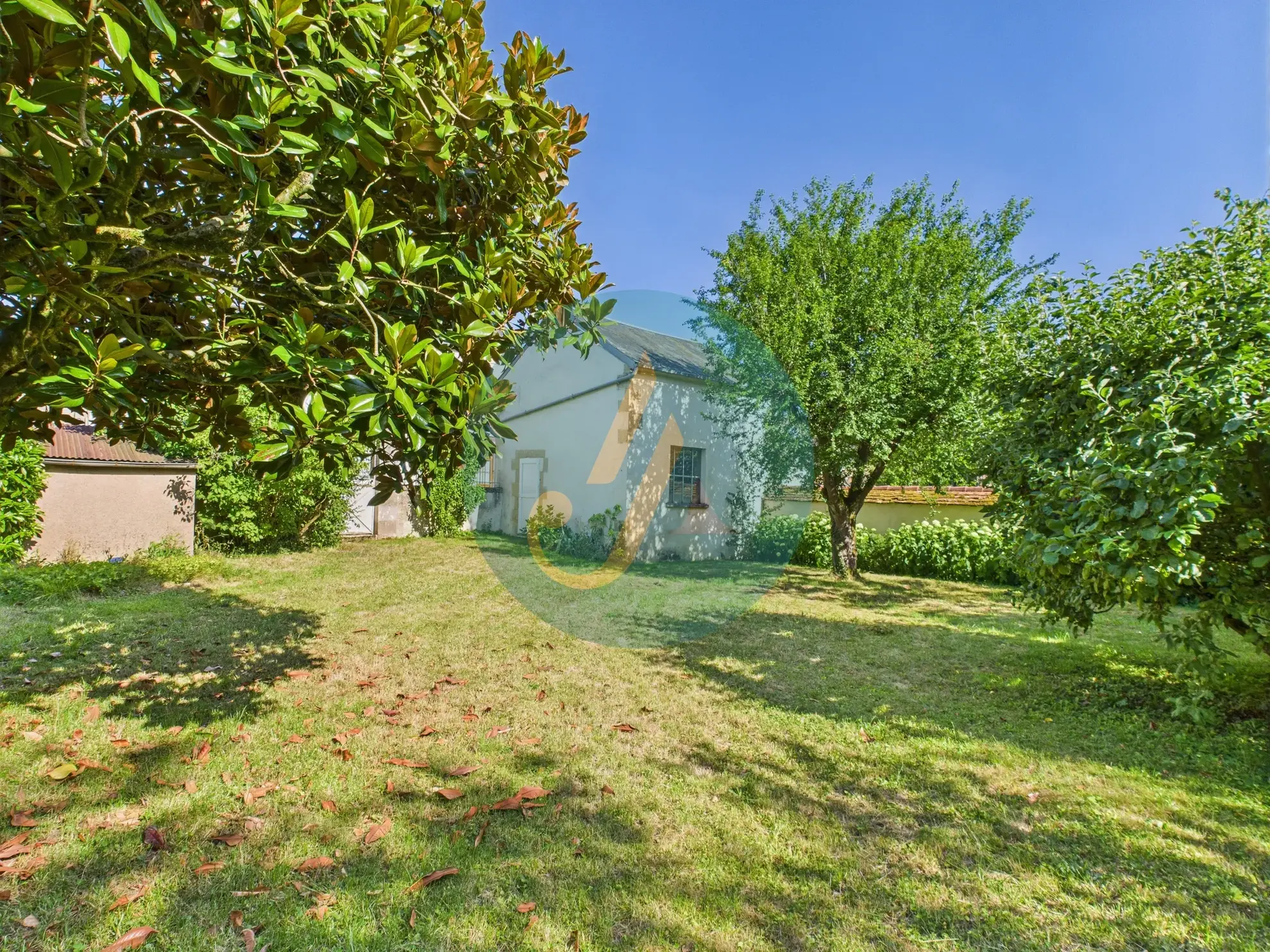 Charmante maison de maître de 168,75 m² avec terrain clos et grandes surfaces à Prémery 