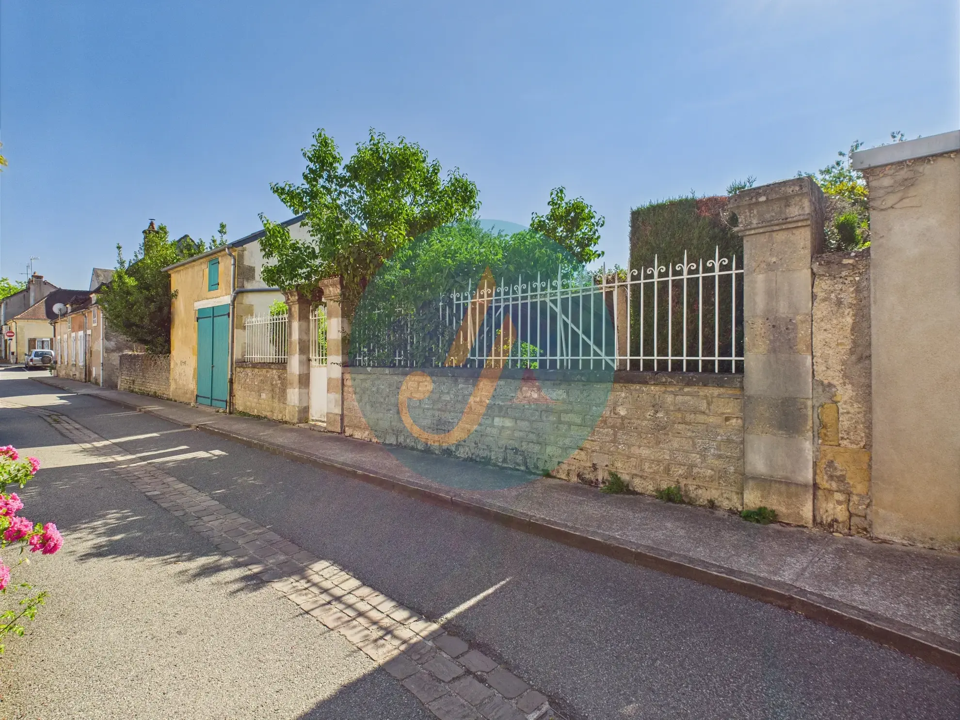 Charmante maison de maître de 168,75 m² avec terrain clos et grandes surfaces à Prémery 