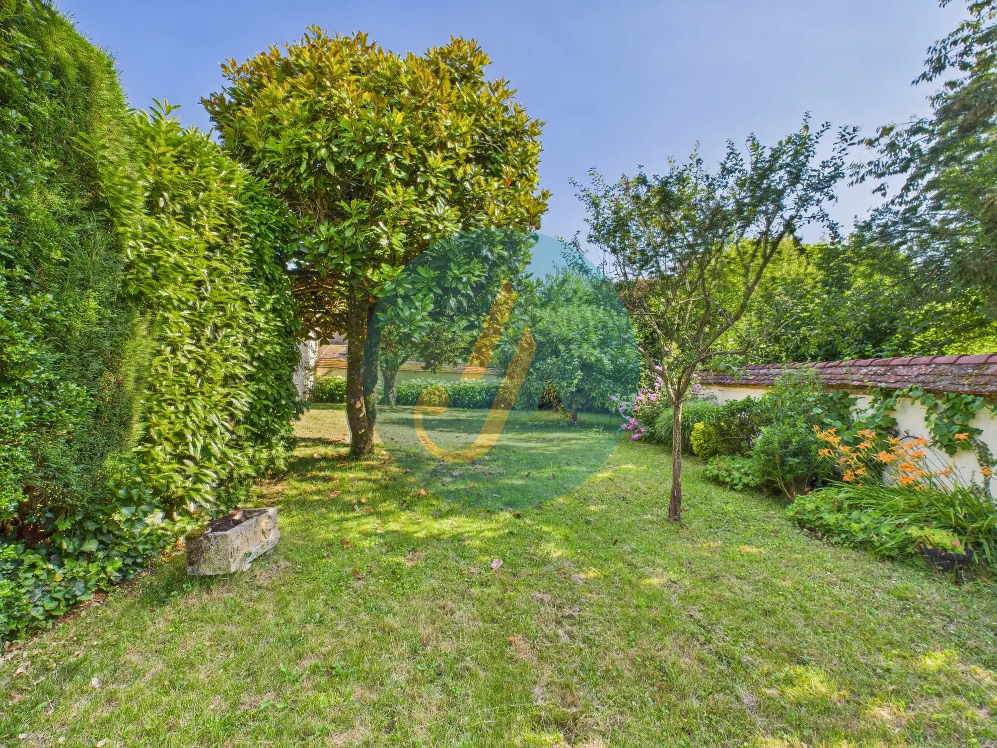 Charmante maison de maître de 168,75 m² avec terrain clos et grandes surfaces à Prémery 