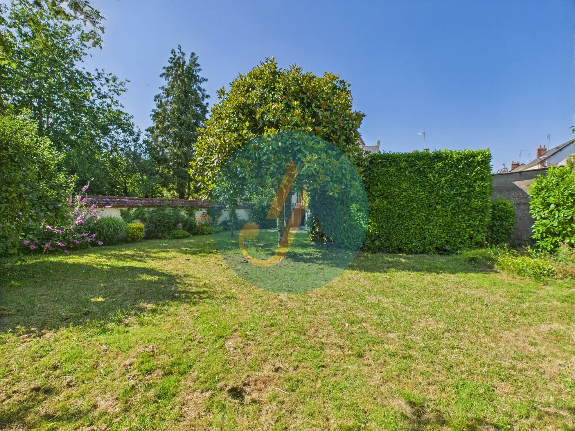 Charmante maison de maître de 168,75 m² avec terrain clos et grandes surfaces à Prémery 