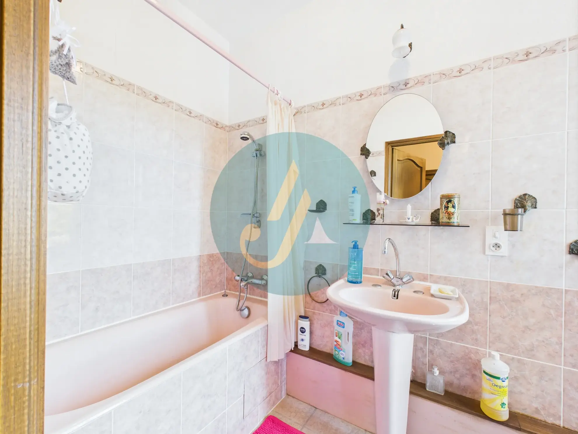 Charmante maison de maître de 168,75 m² avec terrain clos et grandes surfaces à Prémery 