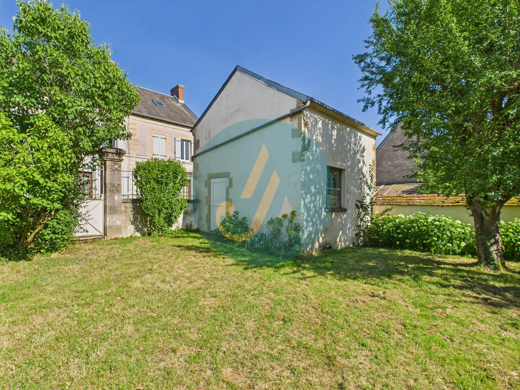 Charmante maison de maître de 168,75 m² avec terrain clos et grandes surfaces à Prémery 