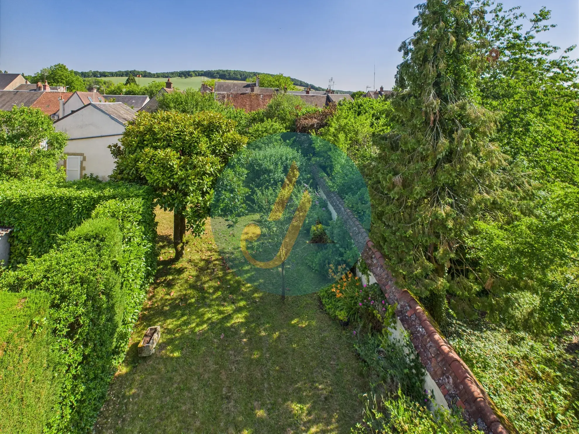 Charmante maison de maître de 168,75 m² avec terrain clos et grandes surfaces à Prémery 