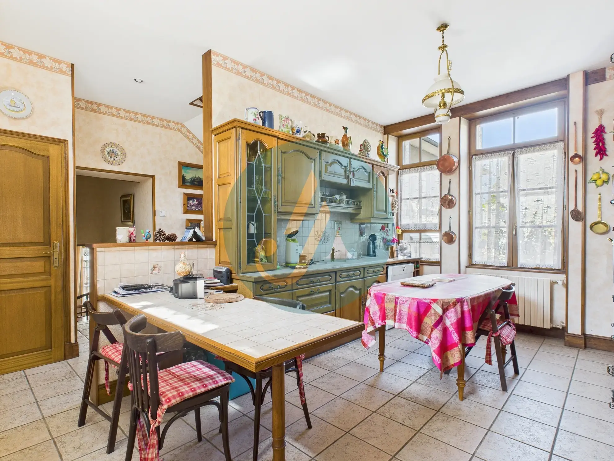 Charmante maison de maître de 168,75 m² avec terrain clos et grandes surfaces à Prémery 