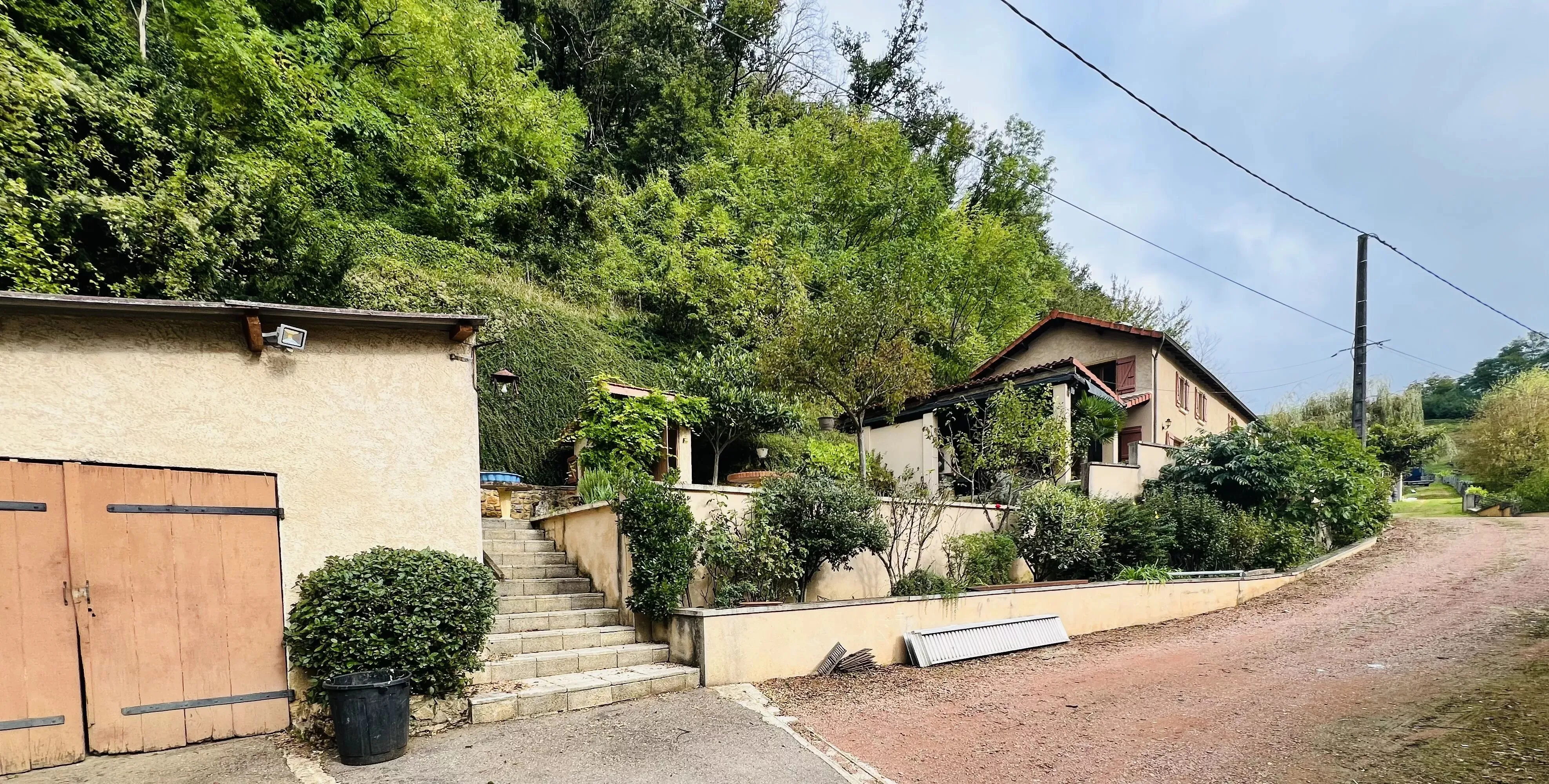 Charmante maison de campagne à Chandon avec garage et terrasse de 40 m²