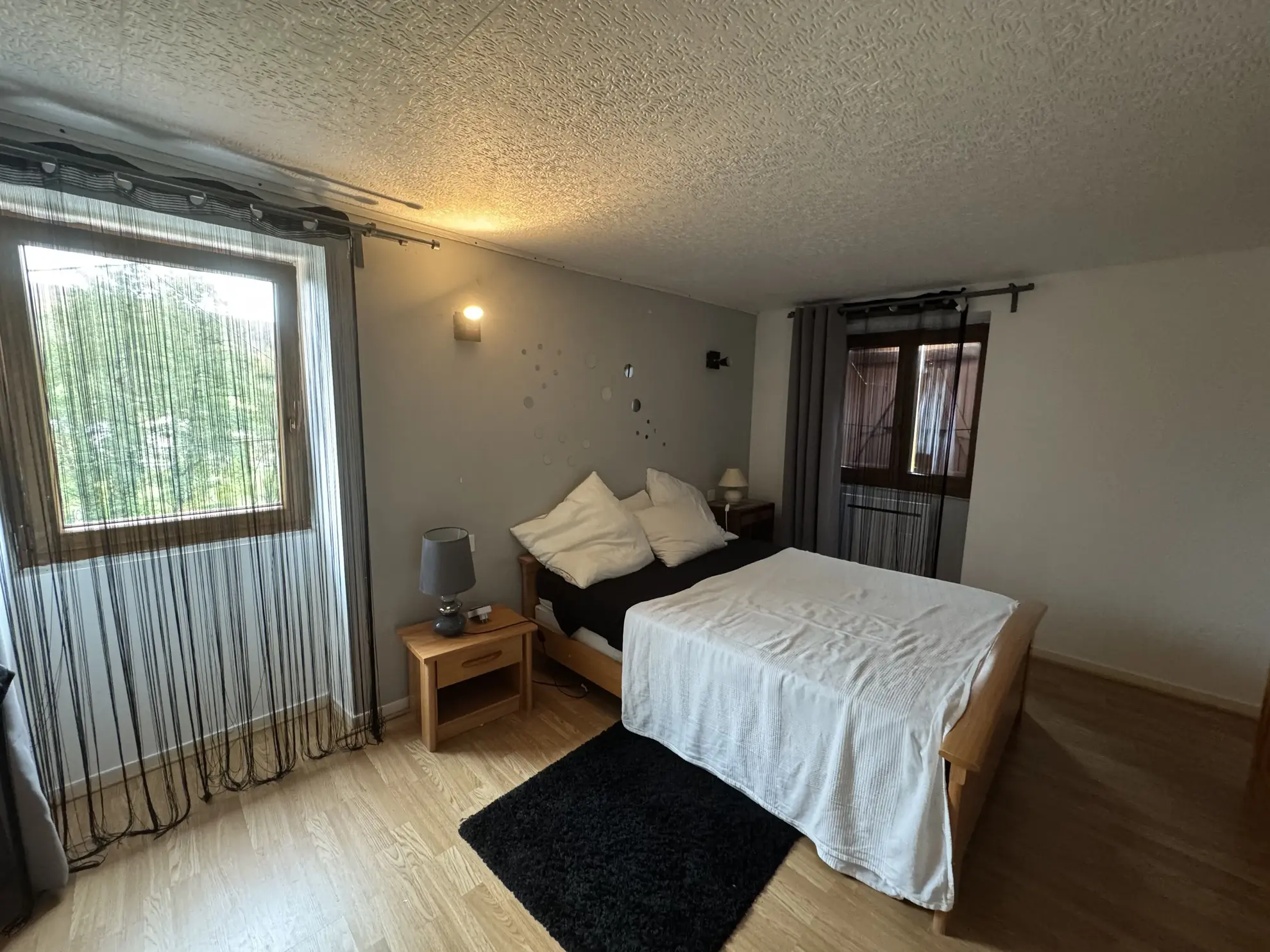 Charmante maison de campagne à vendre à Chandon, 165 m² avec garage et terrasse extérieure 