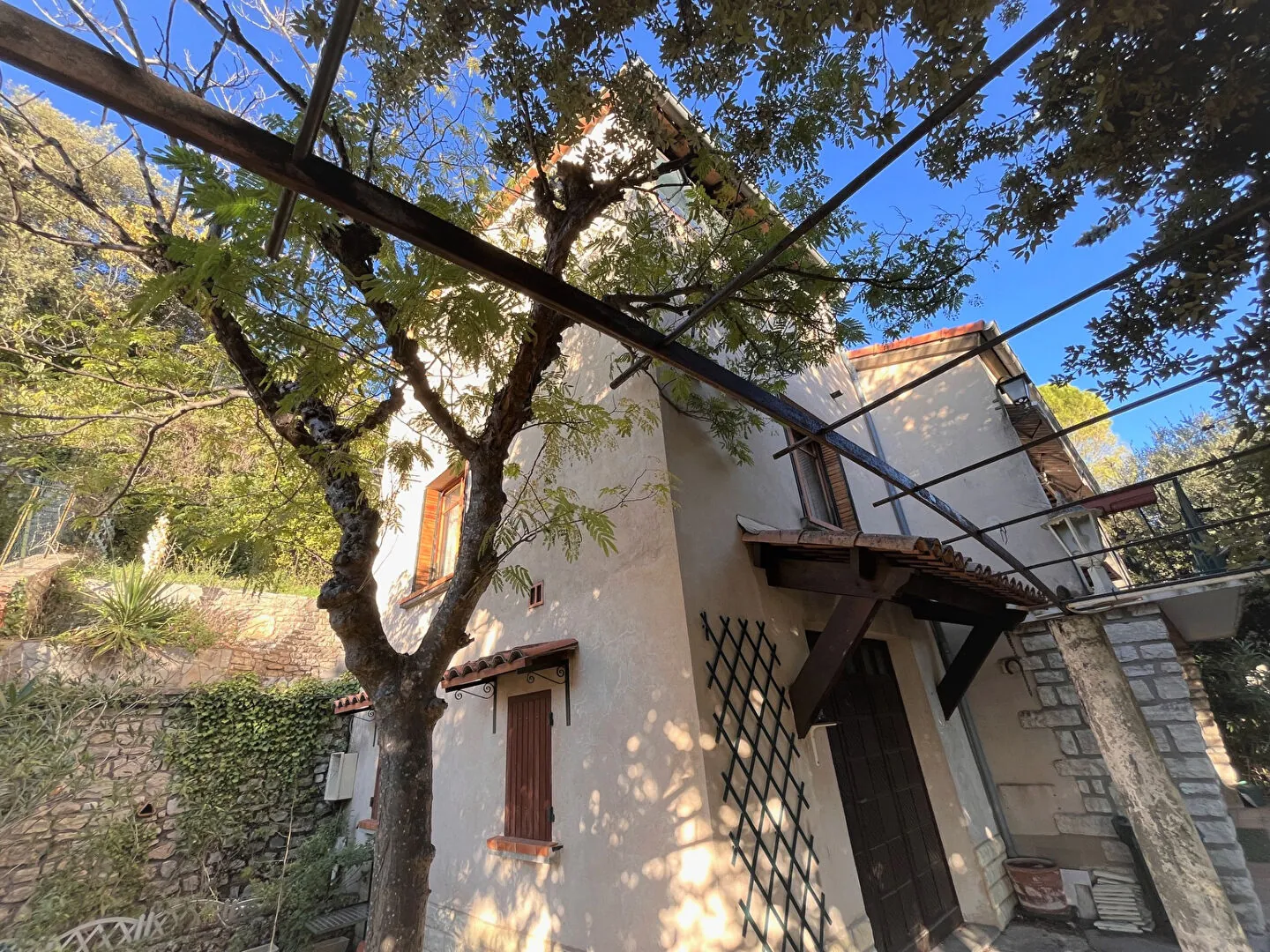 Villa 8 pièces à Apt avec grand potentiel, garage, terrasse et espace extérieur