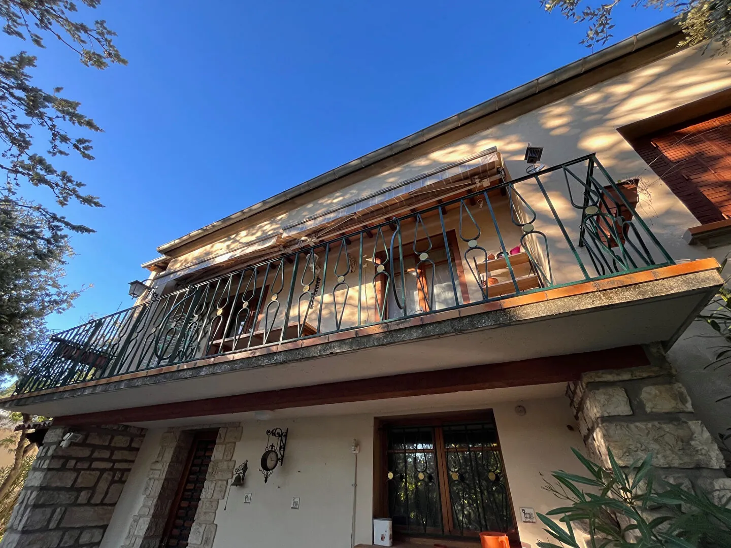 Villa 8 pièces à Apt avec grand potentiel, garage, terrasse et espace extérieur 