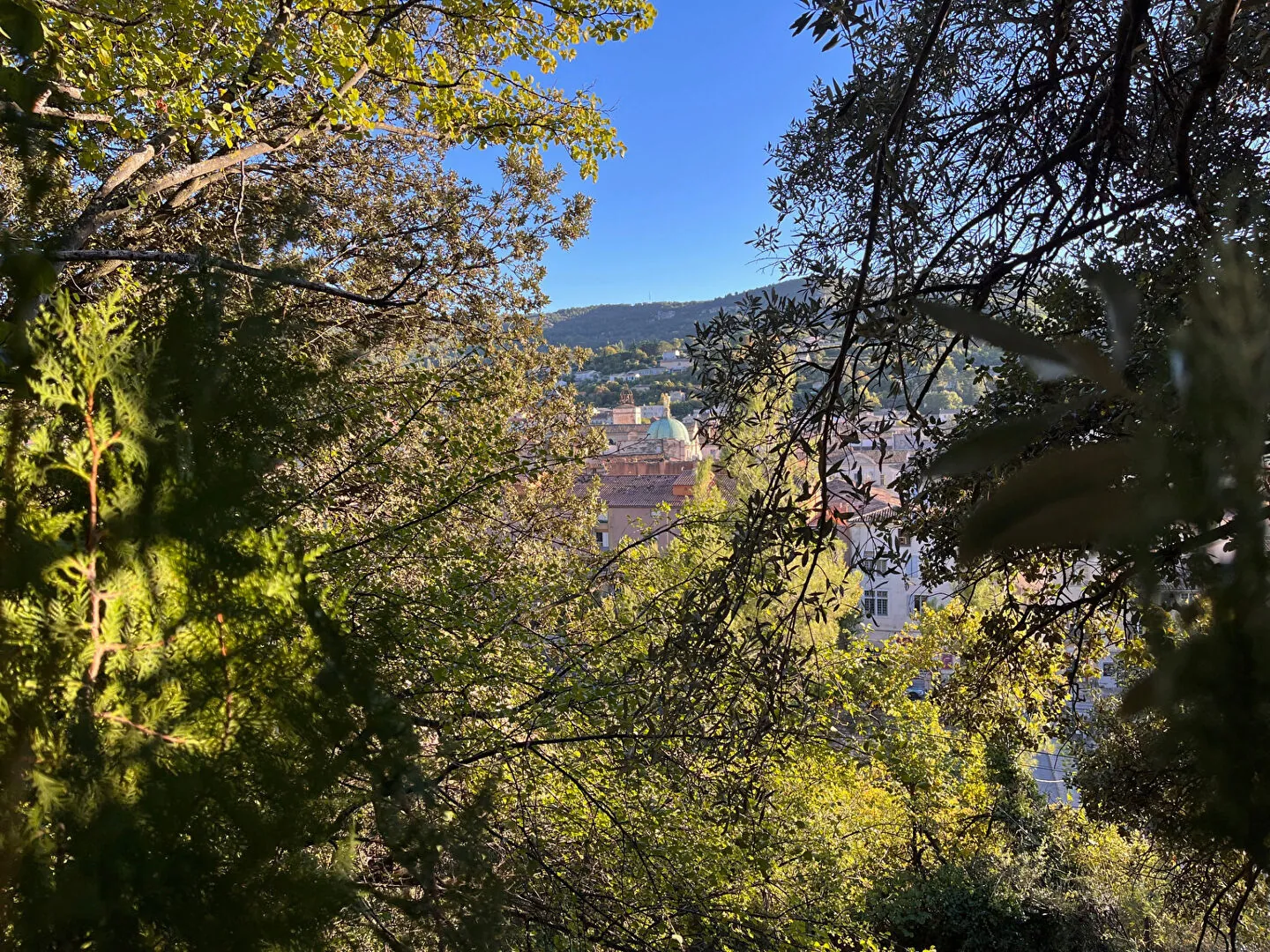 Villa 8 pièces à Apt avec grand potentiel, garage, terrasse et espace extérieur 