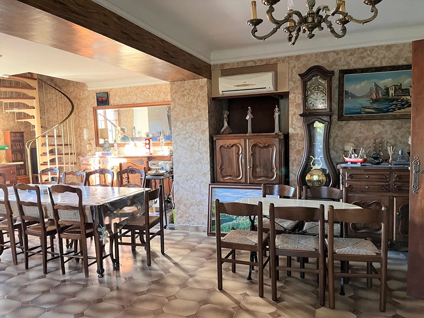 Villa 8 pièces à Apt avec grand potentiel, garage, terrasse et espace extérieur 