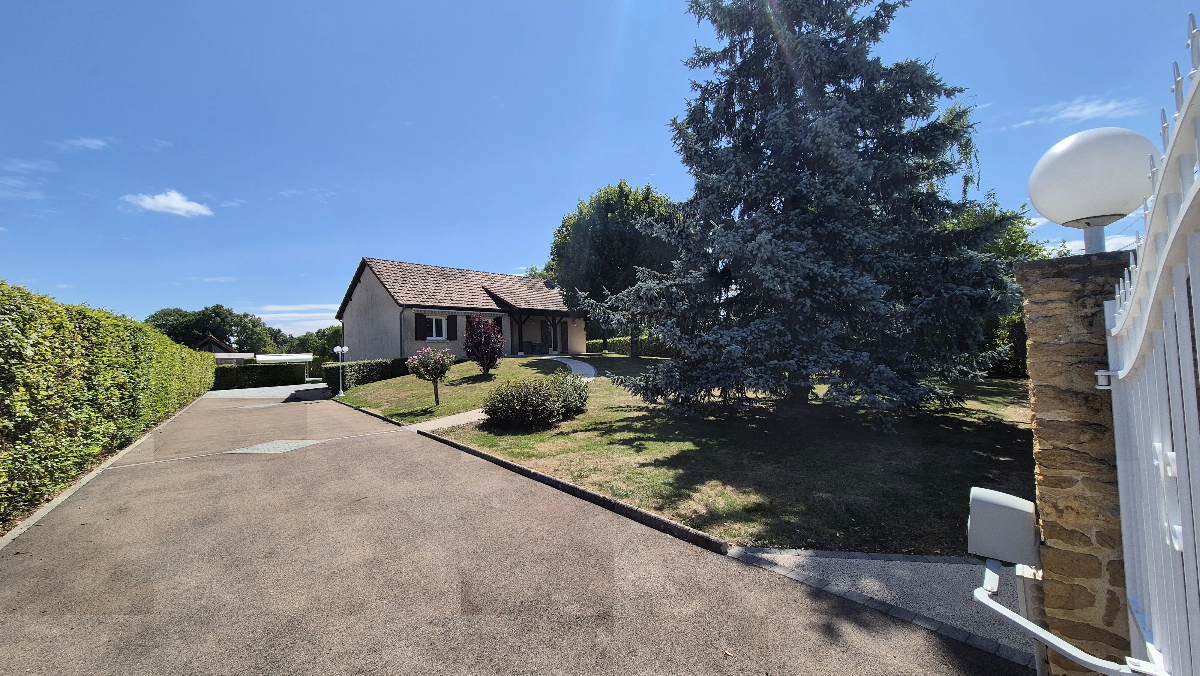 À vendre maison indépendante à La Motte Saint-Jean avec piscine et grand terrain à proximité de Digoin 