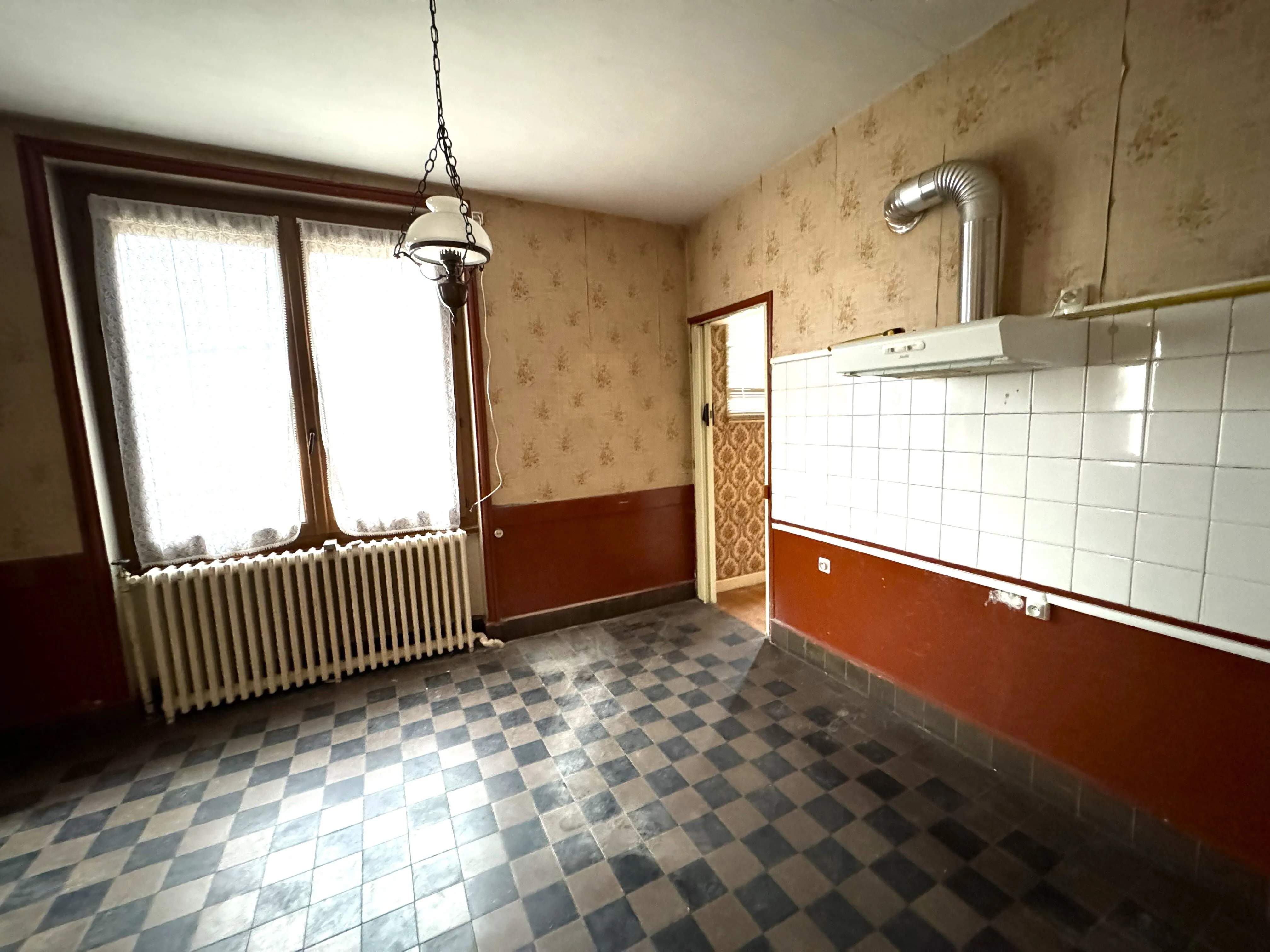 Maison de village à rénover à La Pacaudière avec atelier et terrain constructible 