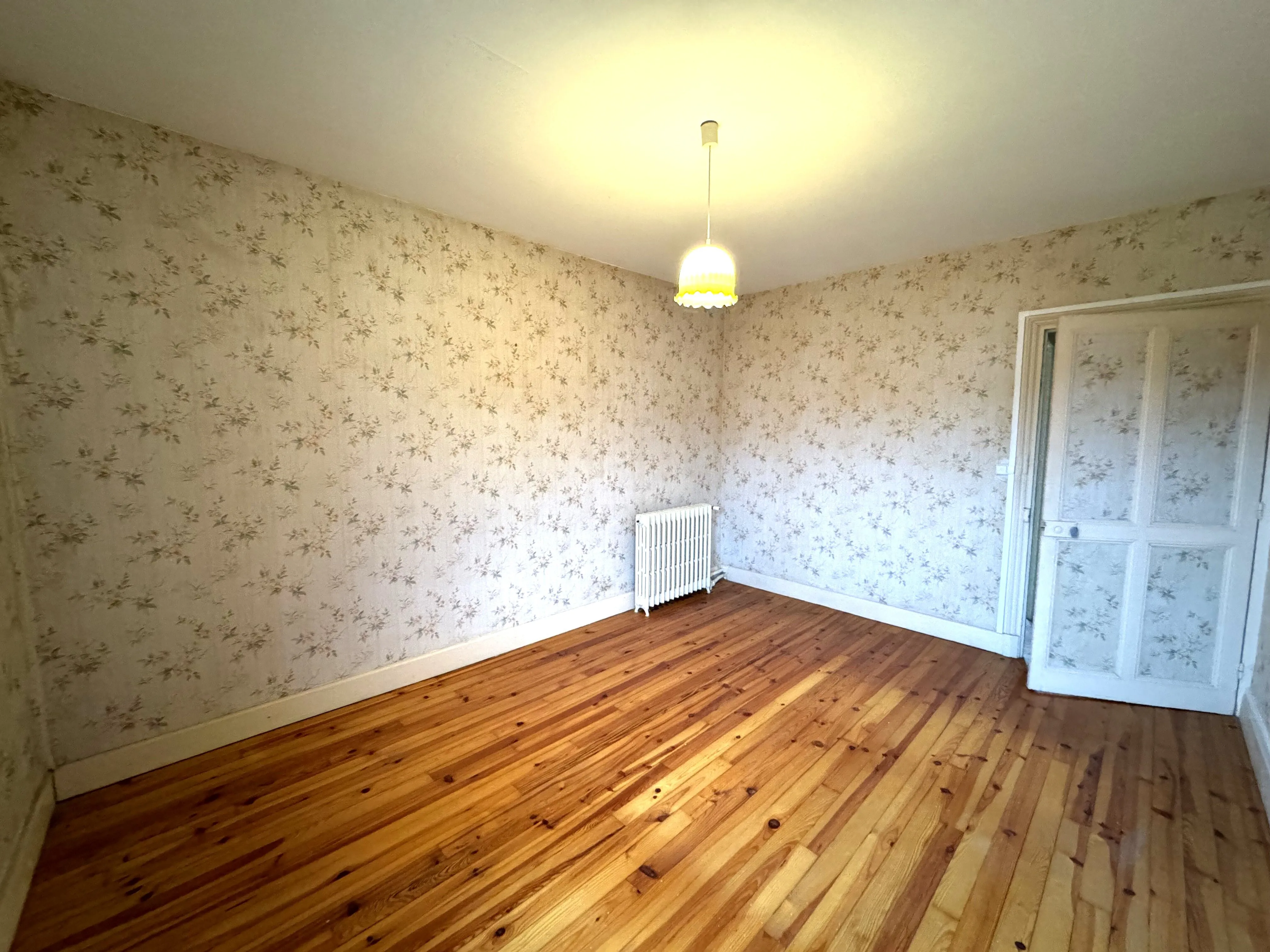 Maison de village à rénover à La Pacaudière avec atelier et terrain constructible 