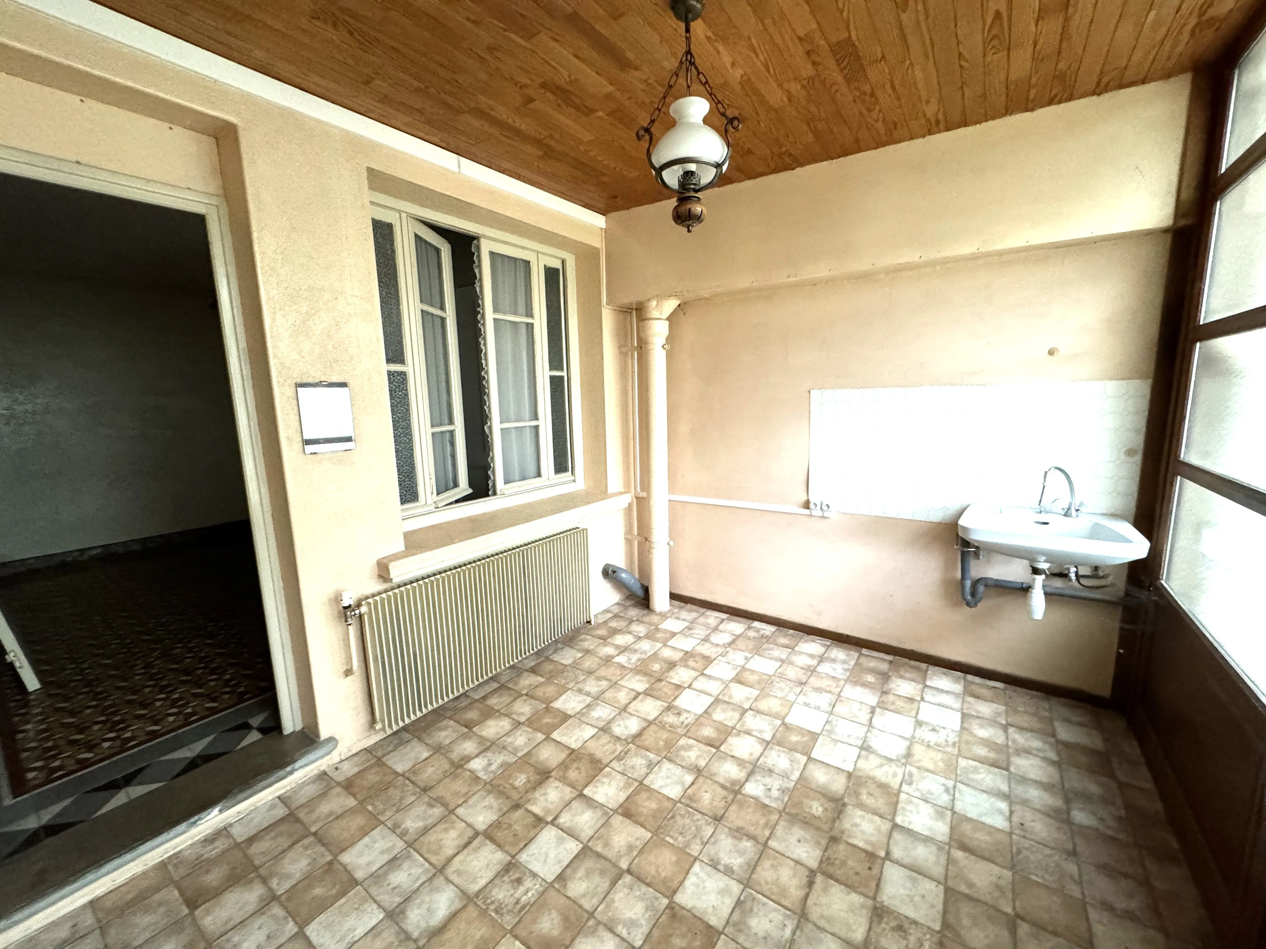 Maison de village à vendre à la Pacaudière avec atelier et terrain constructible 