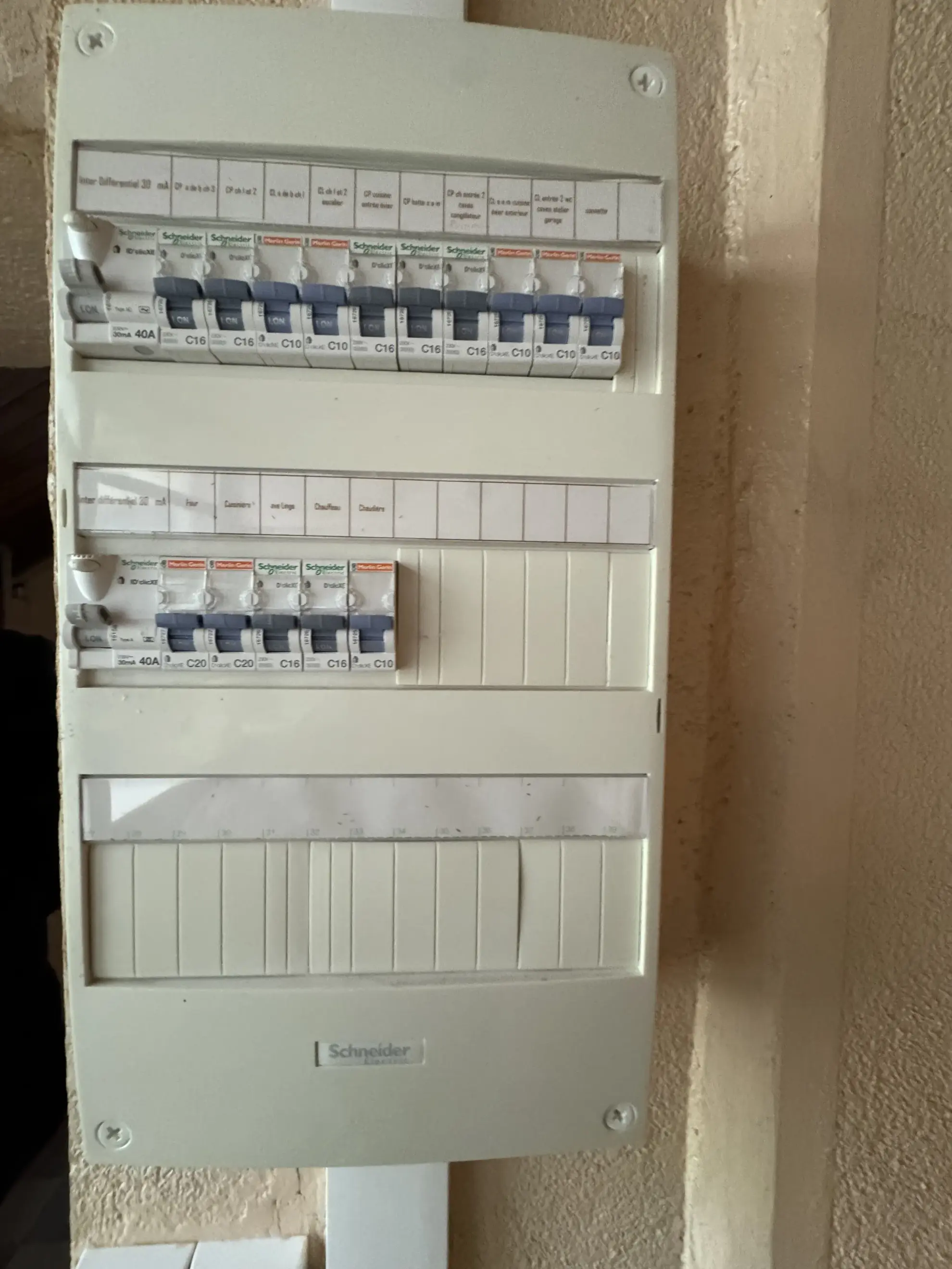 Maison de village à La Pacaudière avec grand atelier et terrain constructible 