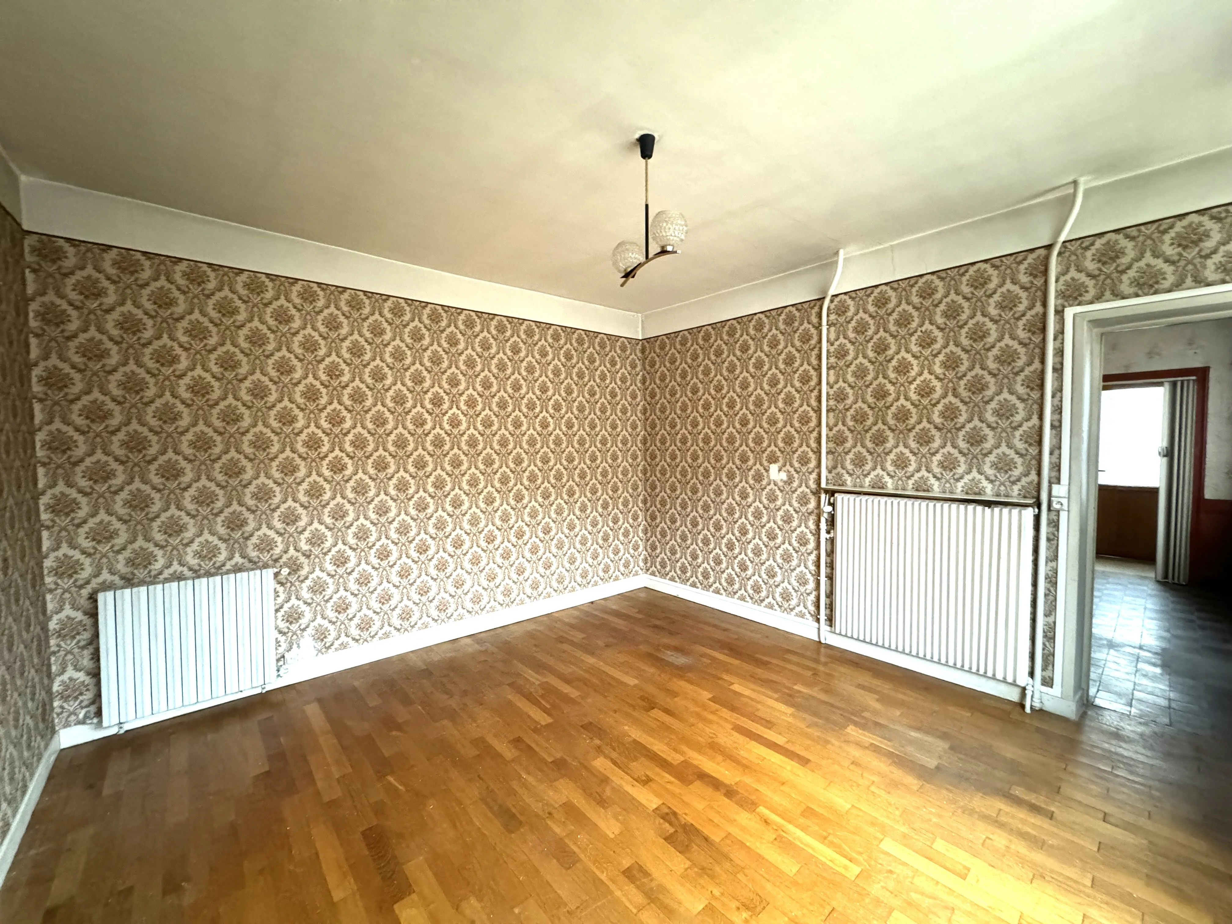 Maison de village rénovée à vendre à la Pacaudière avec atelier et terrains 