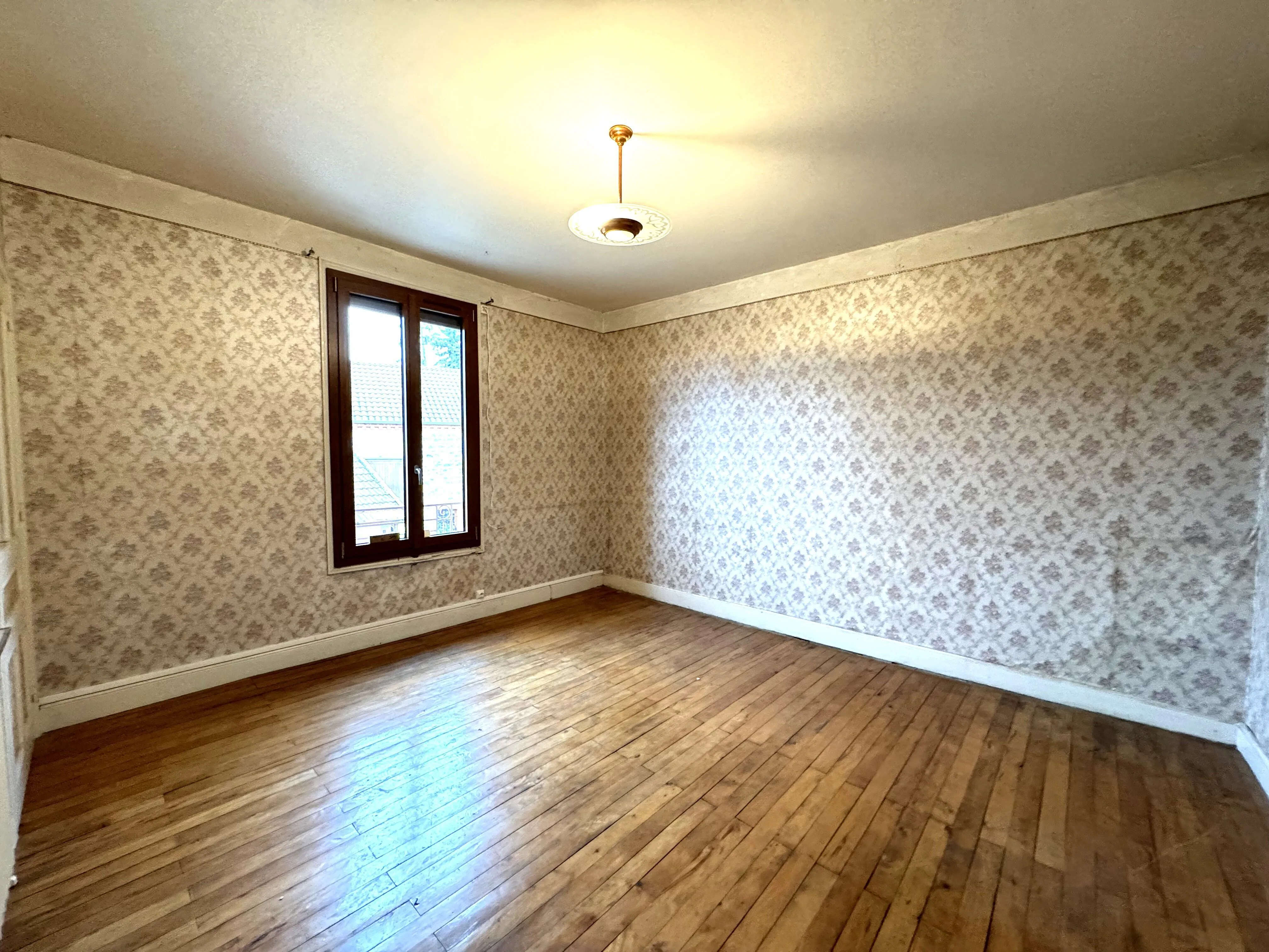 Maison de village rénovée à vendre à la Pacaudière avec atelier et terrains 