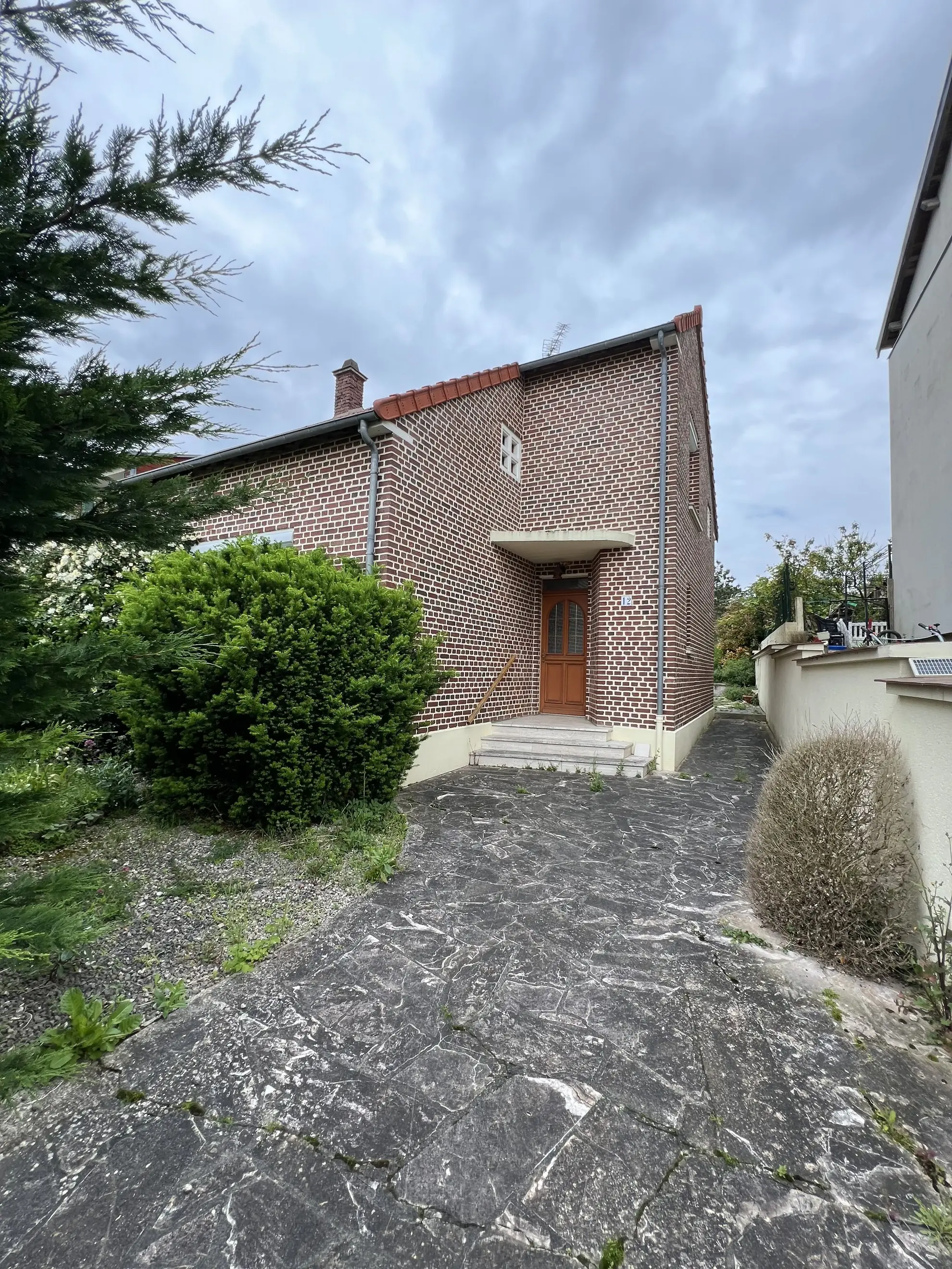 A vendre maison en brique à Essertaux avec jardin, cave et dépendance — Belle rénovation
