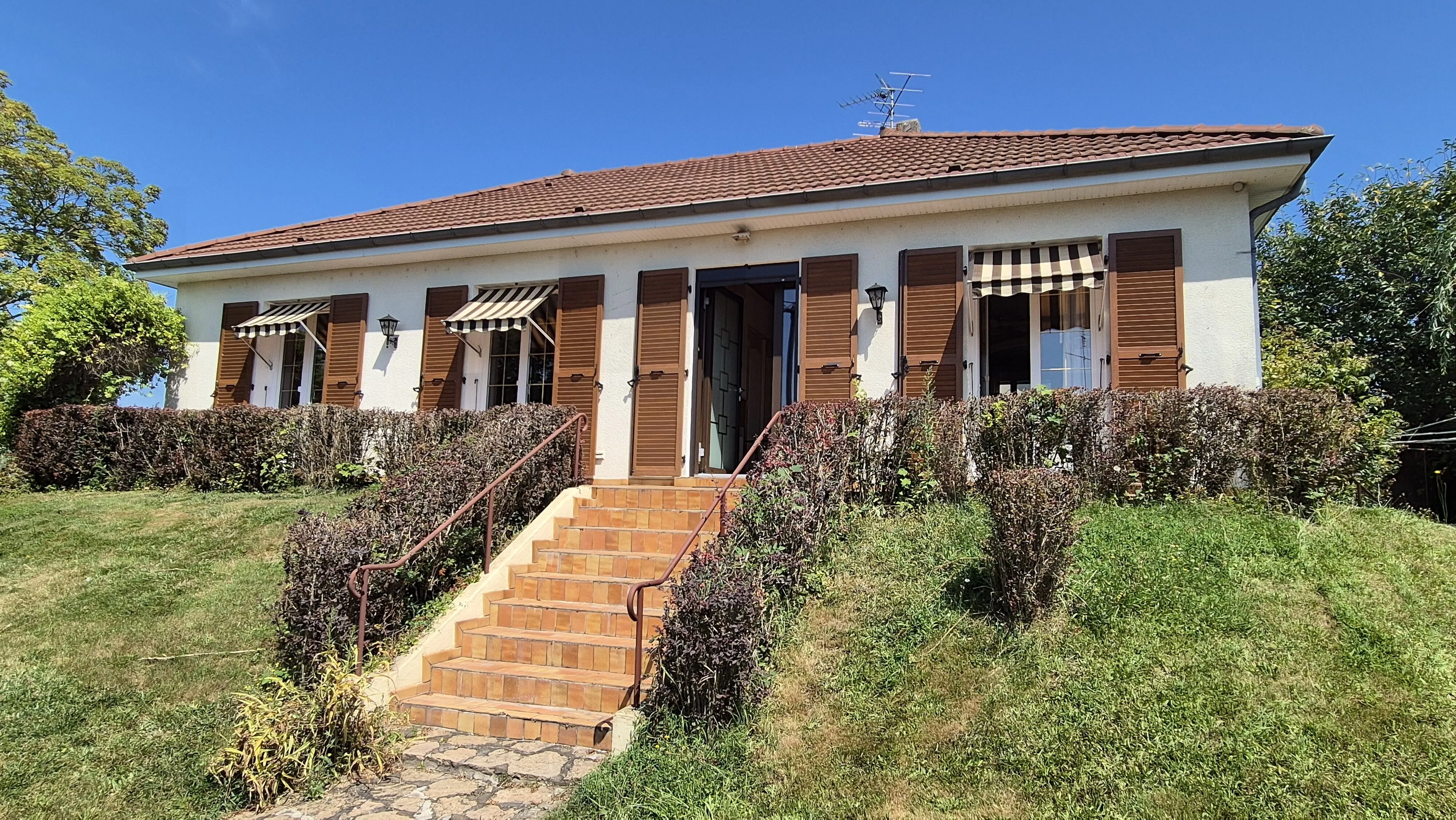 Maison individuelle à Gueugnon avec grand terrain et sous-sol, idéal pour rénovation 