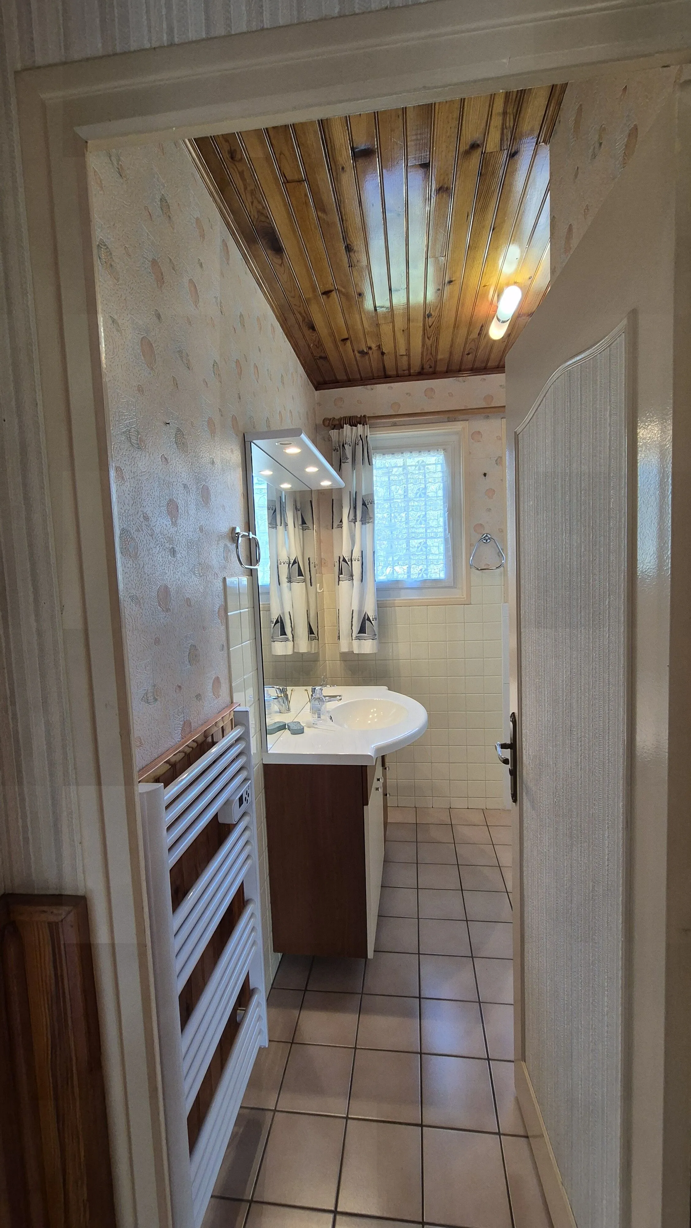 Maison à vendre à Gueugnon 630 m² terrain, 3 chambres, sous-sol complet, proche écoles et commerces 