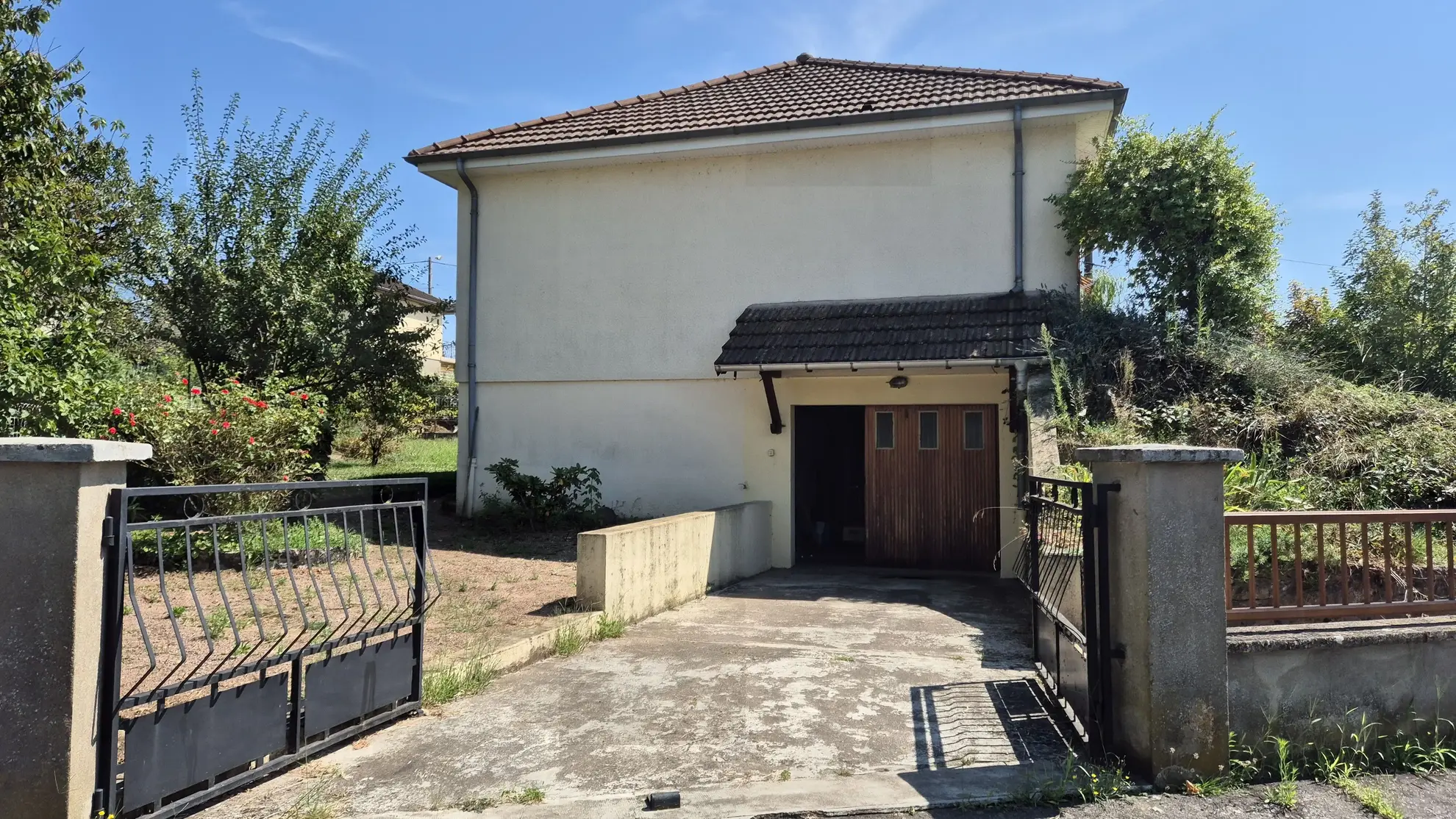 Maison à vendre à Gueugnon - 3 chambres, terrasse, terrain clos, prix réduit 