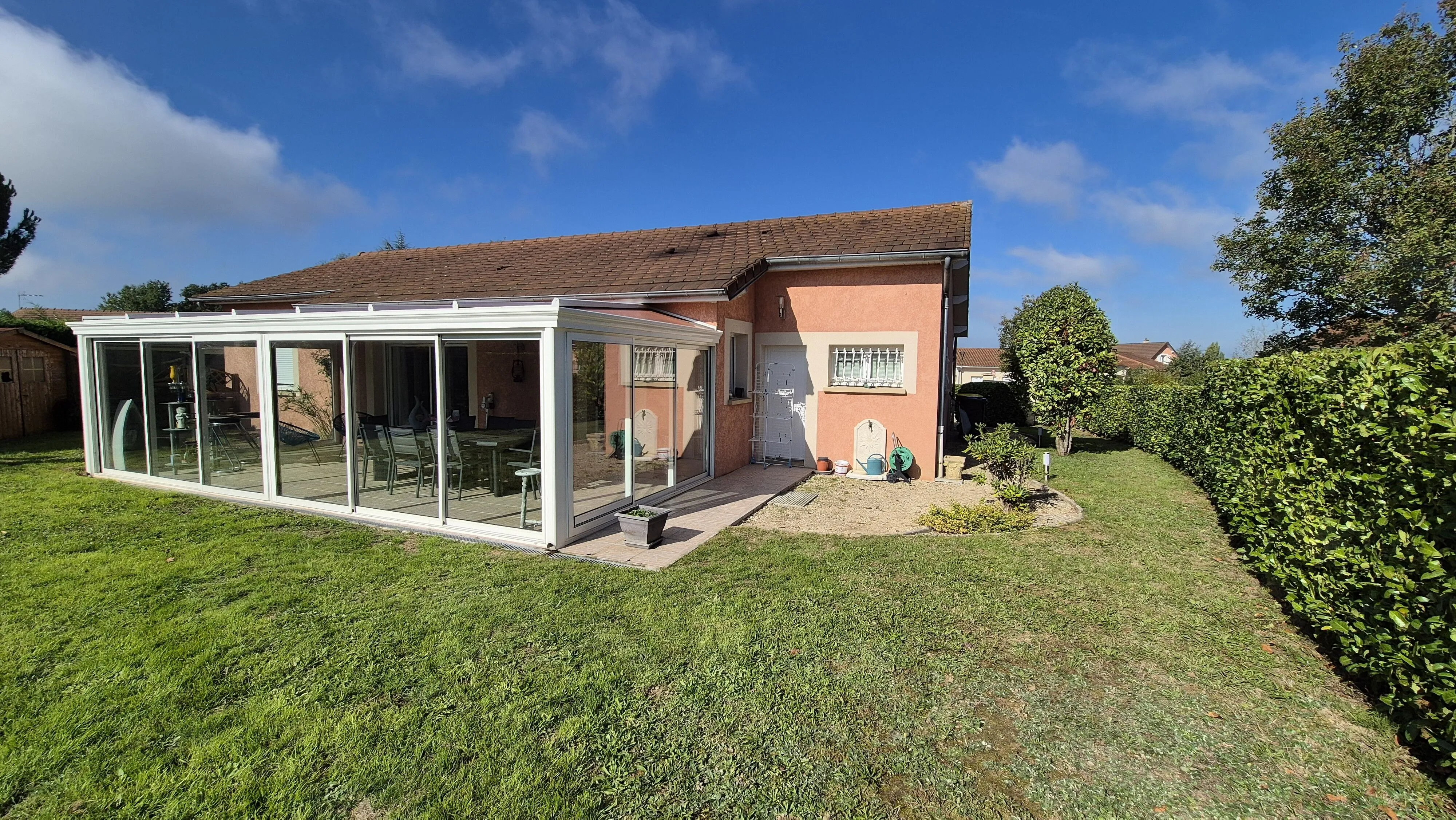 Maison indépendante à Saint Yan avec piscine, 3 chambres, grande terrasse, à vendre 