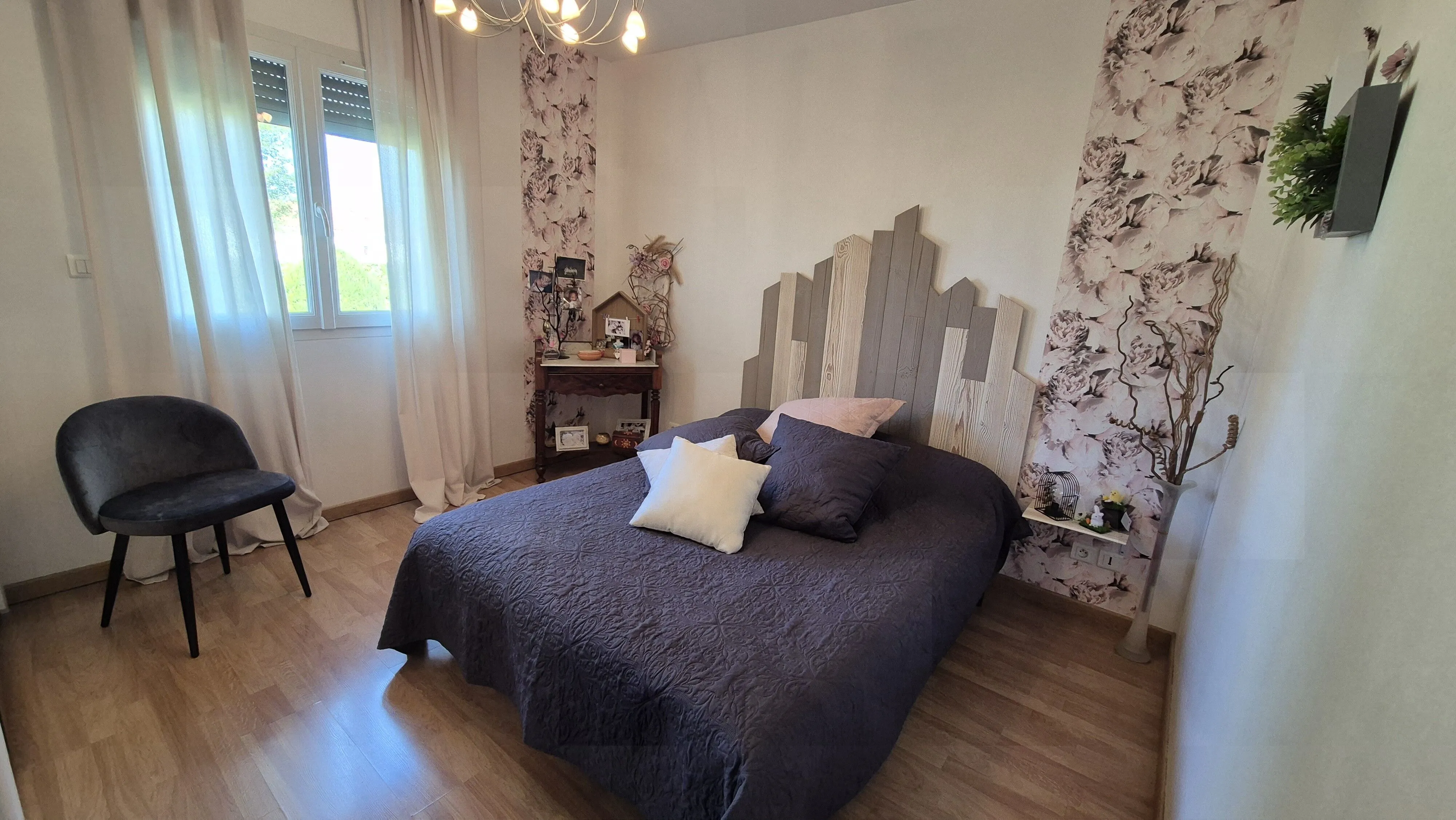 Maison indépendante à Saint Yan avec piscine, 3 chambres, grande terrasse, à vendre 