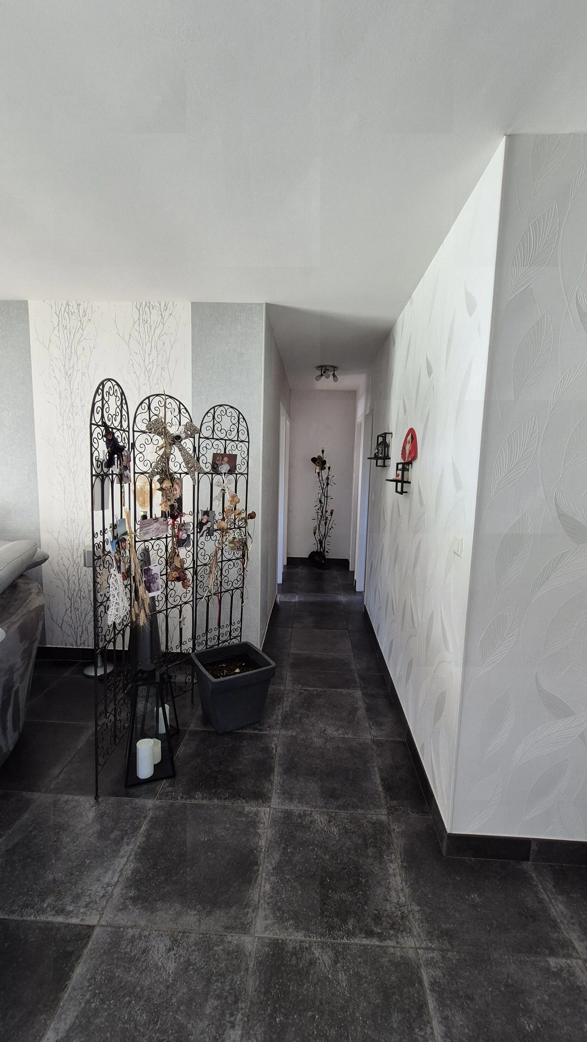 Maison indépendante à Saint Yan avec piscine, 3 chambres, grande terrasse, à vendre 