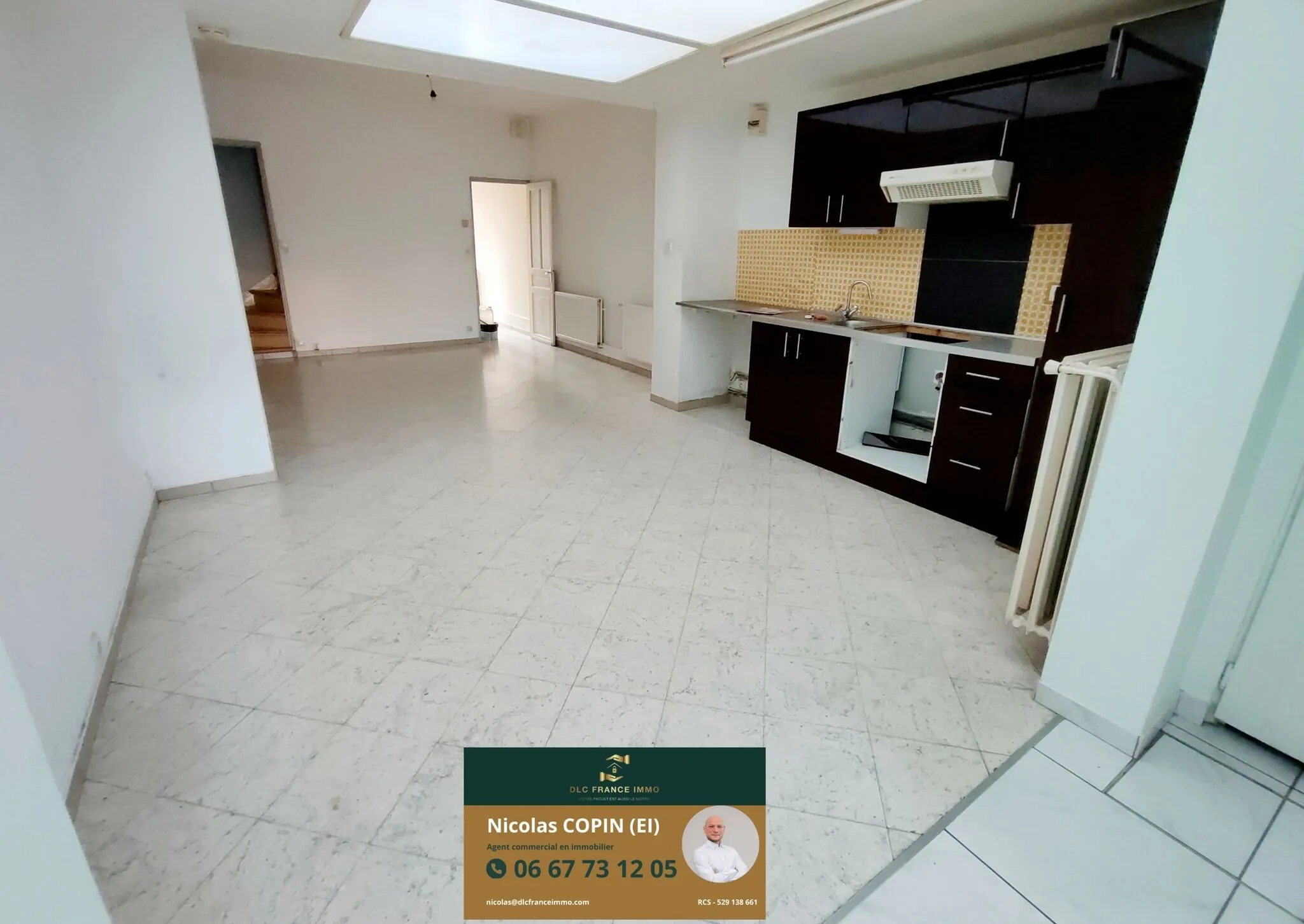 Maison mitoyenne à Valenciennes proche hospital et commodités – 2 chambres, extérieur, stationnement 