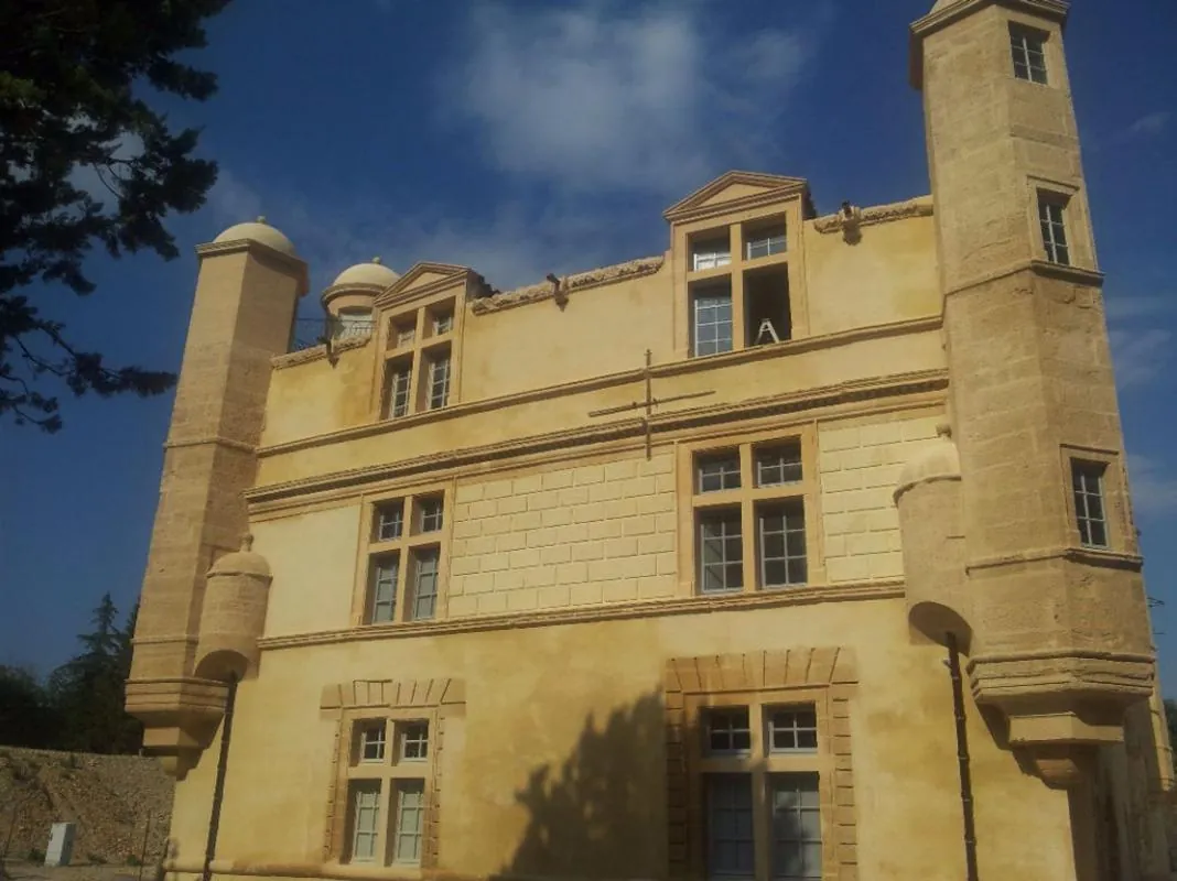 Appartement duplex de standing près du Pont du Gard avec parking et grande suite