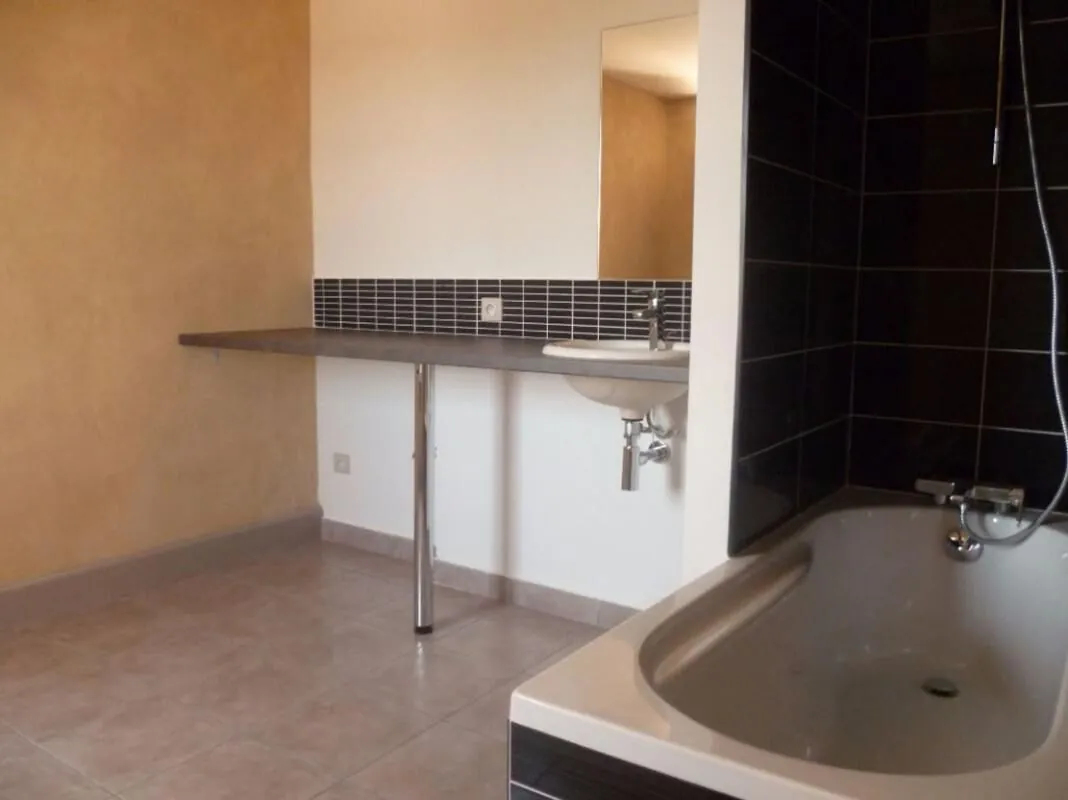 Appartement duplex de standing près du Pont du Gard avec parking et grande suite 