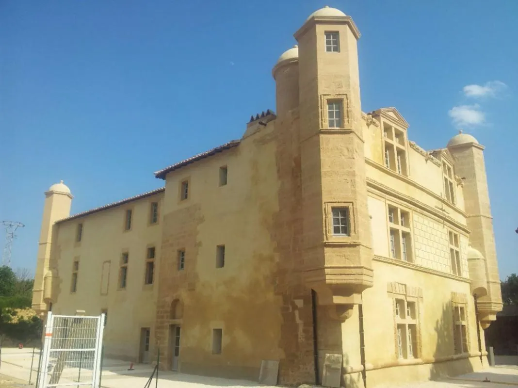 Appartement duplex de standing près du Pont du Gard avec parking et grande suite 