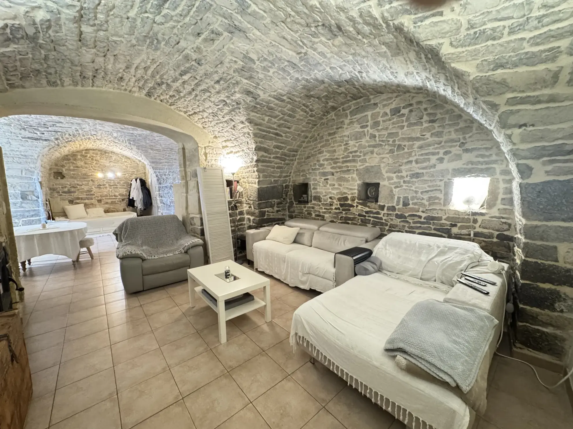 Belle maison en pierres avec terrasse à Clarensac - 3 chambres, charme et authenticité